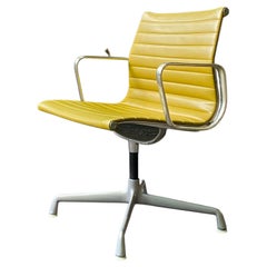 Chaise de bureau de groupe en aluminium vert Charles and Ray Eames pour Herman Miller