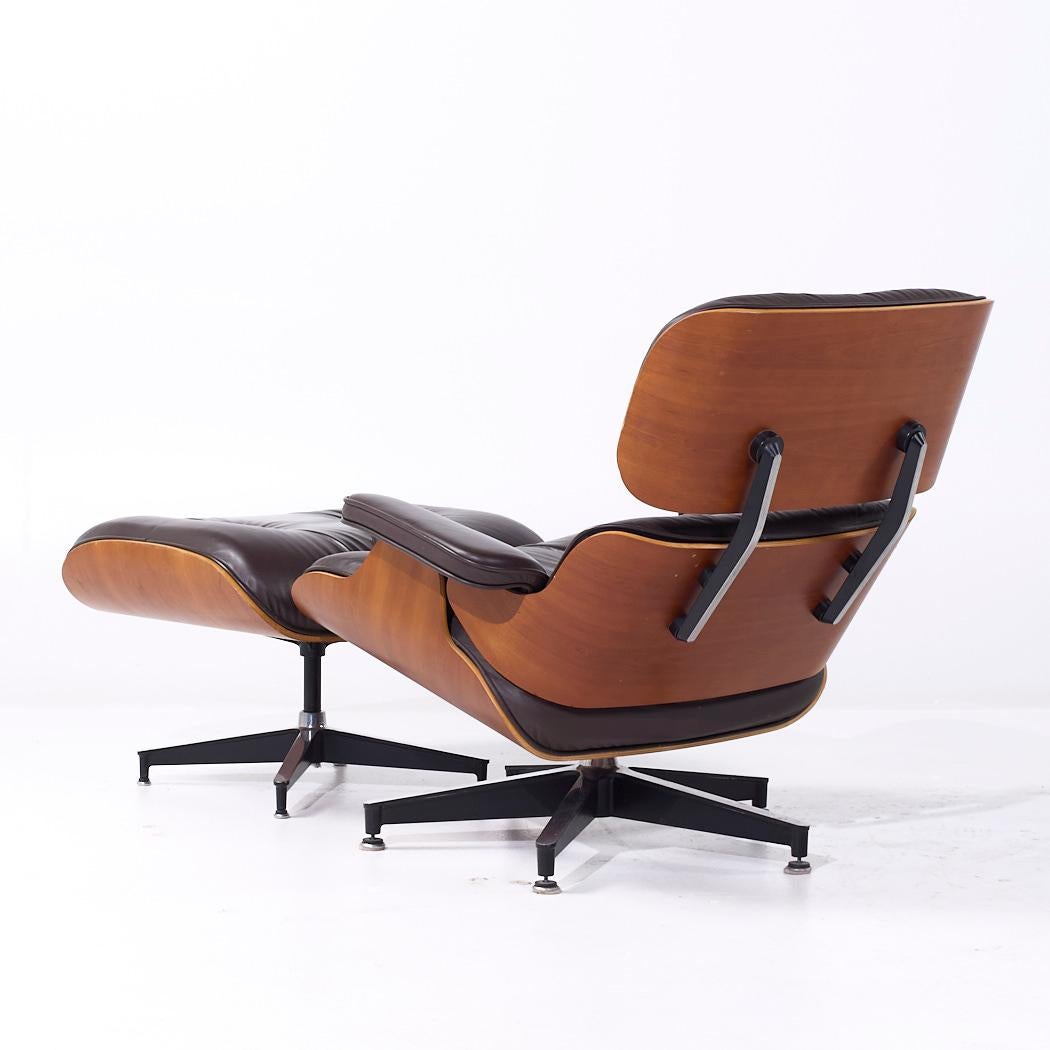 Charles and Ray Eames for Herman Miller MCM Eames Lounge Chair with Ottoman In Good Condition For Sale In Countryside, IL