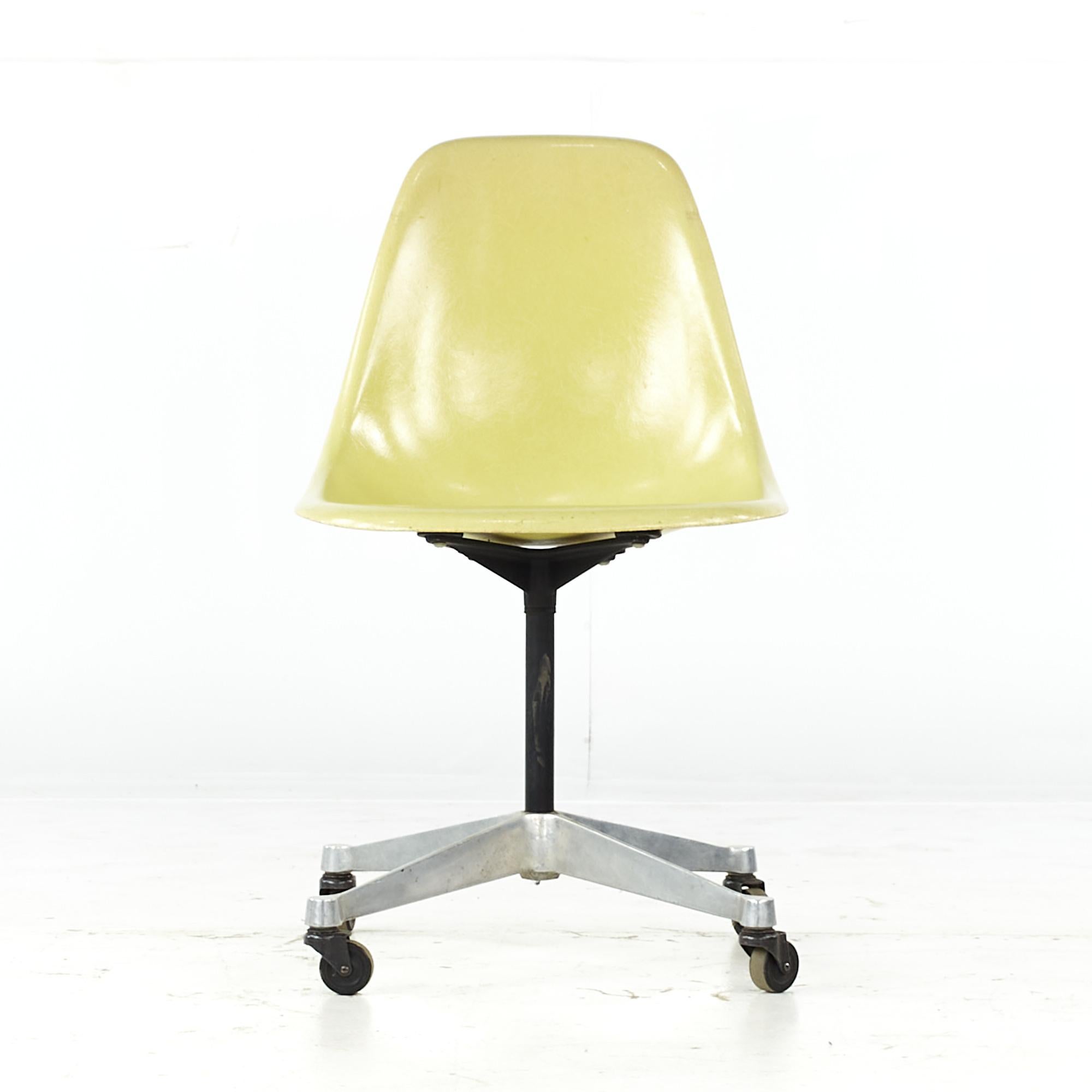 Charles und Ray Eames für Herman Miller, Mitte des Jahrhunderts, Stuhl mit Glasfaser-Rollschalen.

Dieser Stuhl misst: 18,5 breit x 24 tief x 32 hoch, mit einer Sitzhöhe von 17,5 Zoll.

Alle Möbelstücke sind in einem so genannten restaurierten