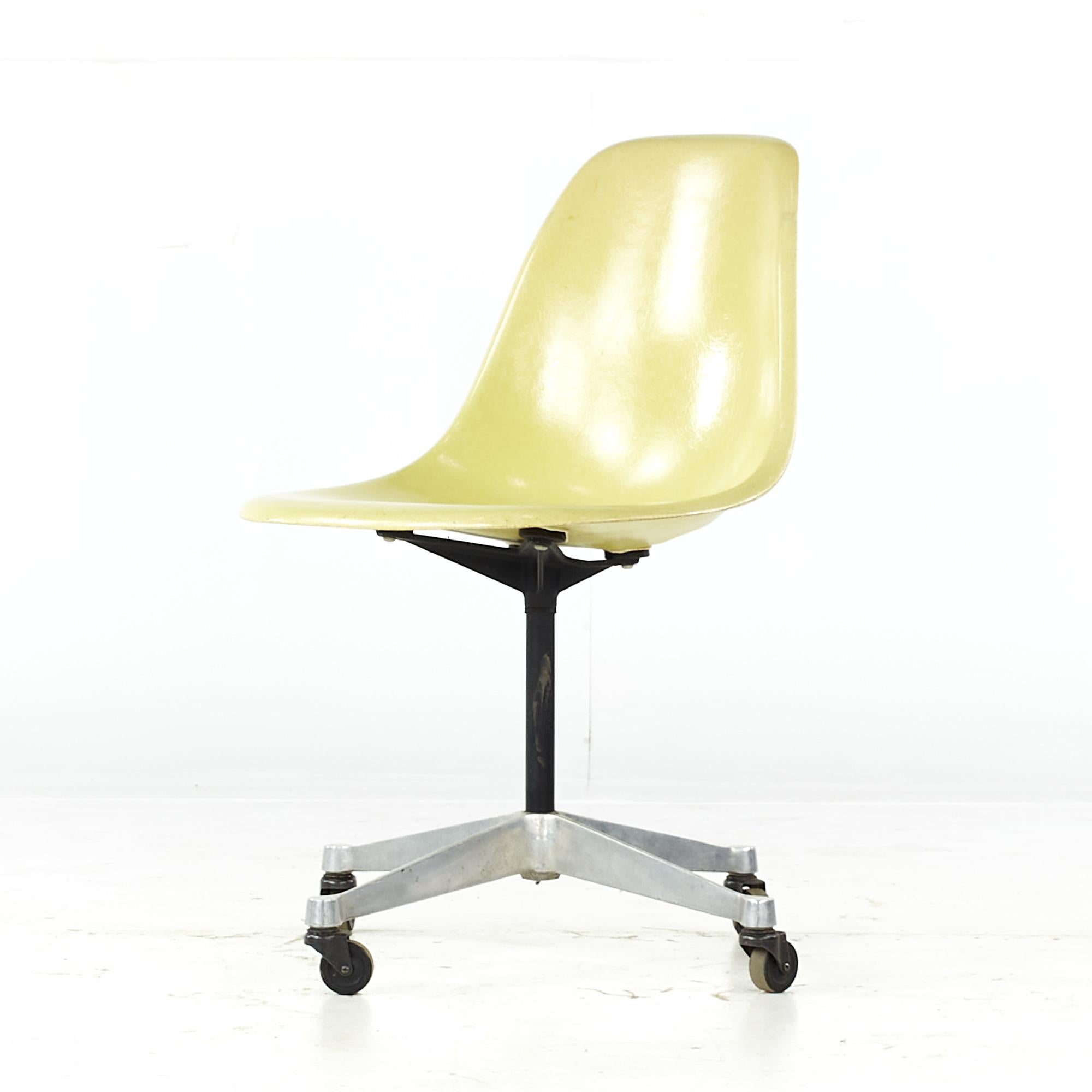 Mid-Century Modern Charles and Ray Eames for Herman Miller MCM Fiberglass Wheeled Shell Chair (Chaise à roulettes en fibre de verre) en vente