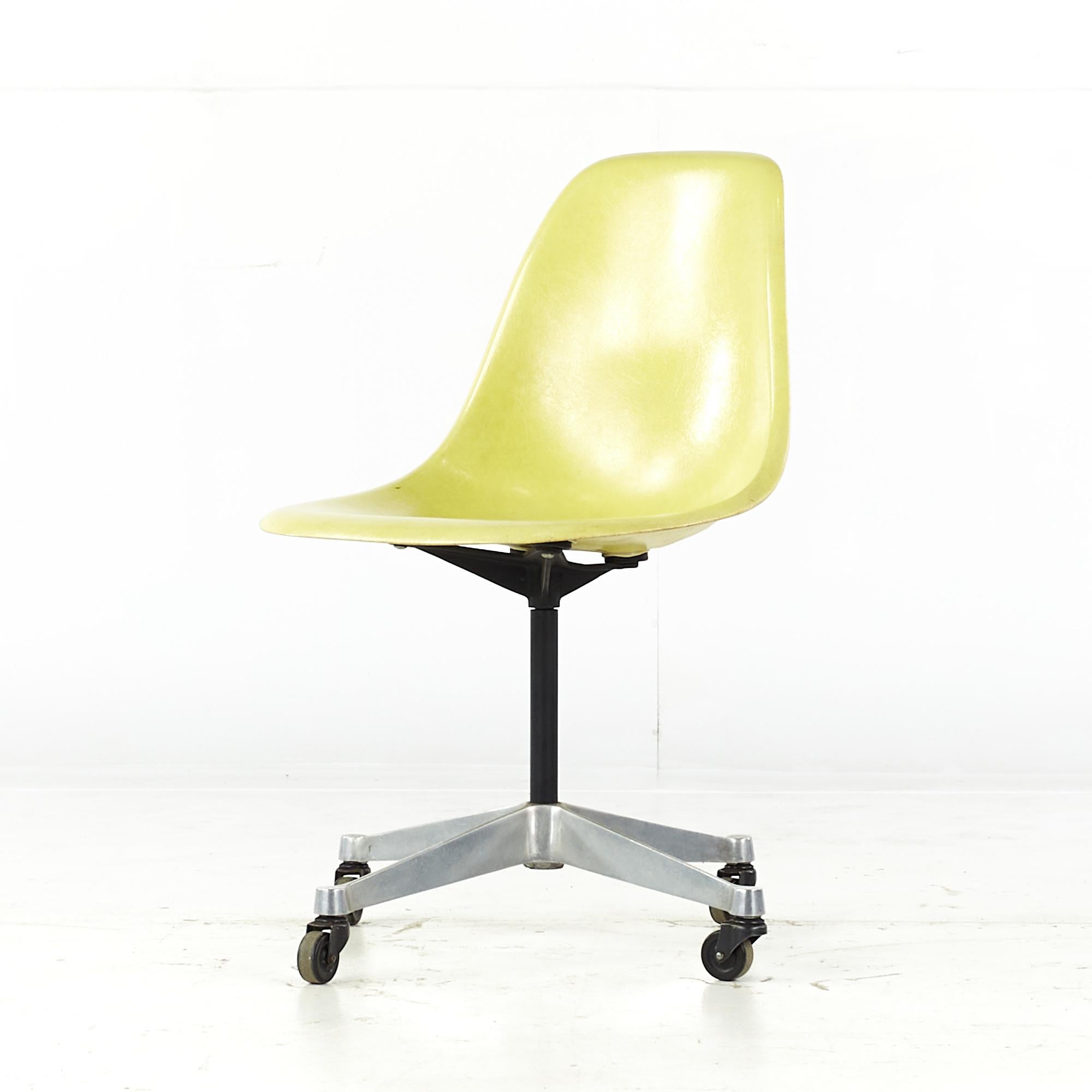 Mid-Century Modern Charles and Ray Eames for Herman Miller MCM Fiberglass Wheeled Shell Chair For Sale