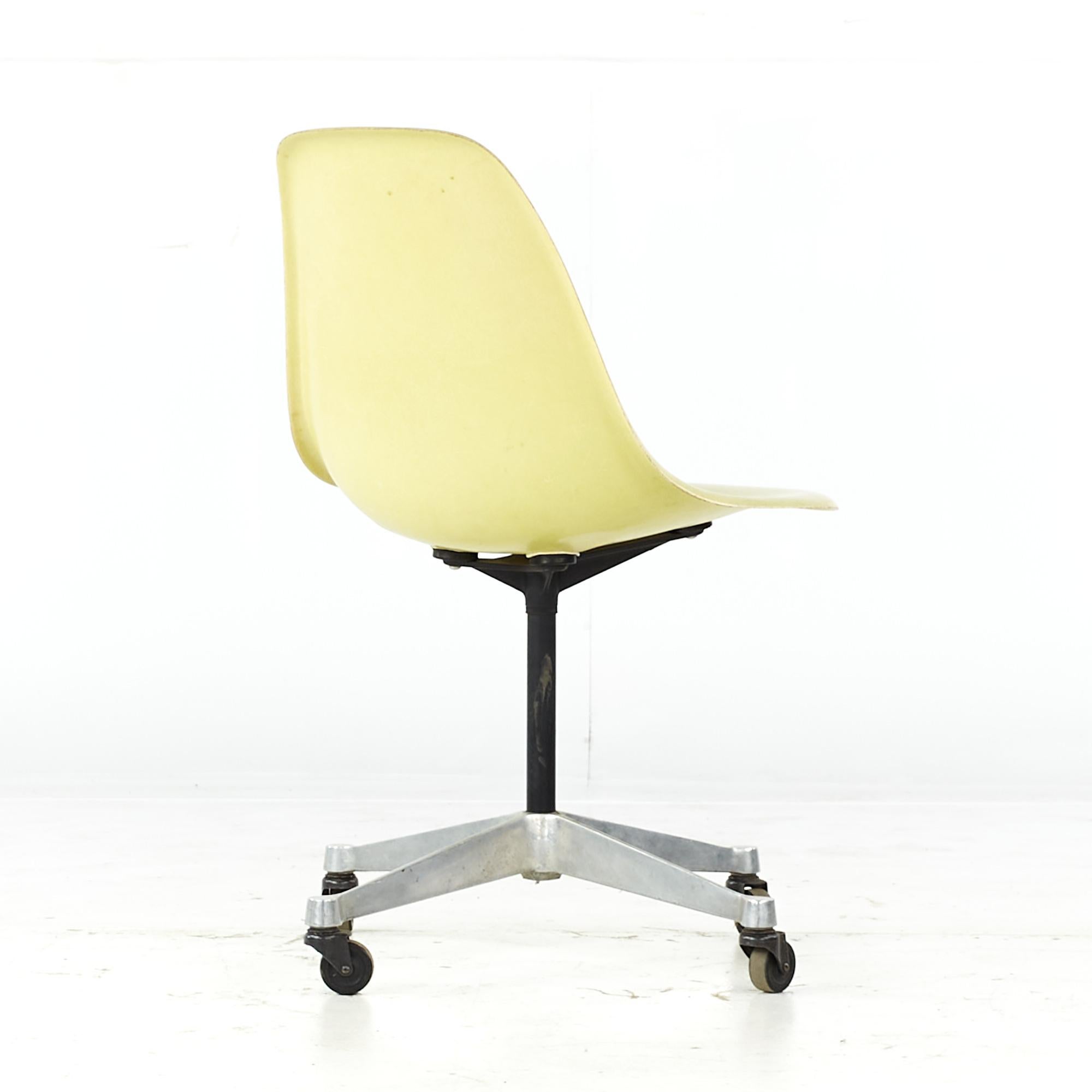 Américain Charles and Ray Eames for Herman Miller MCM Fiberglass Wheeled Shell Chair (Chaise à roulettes en fibre de verre) en vente