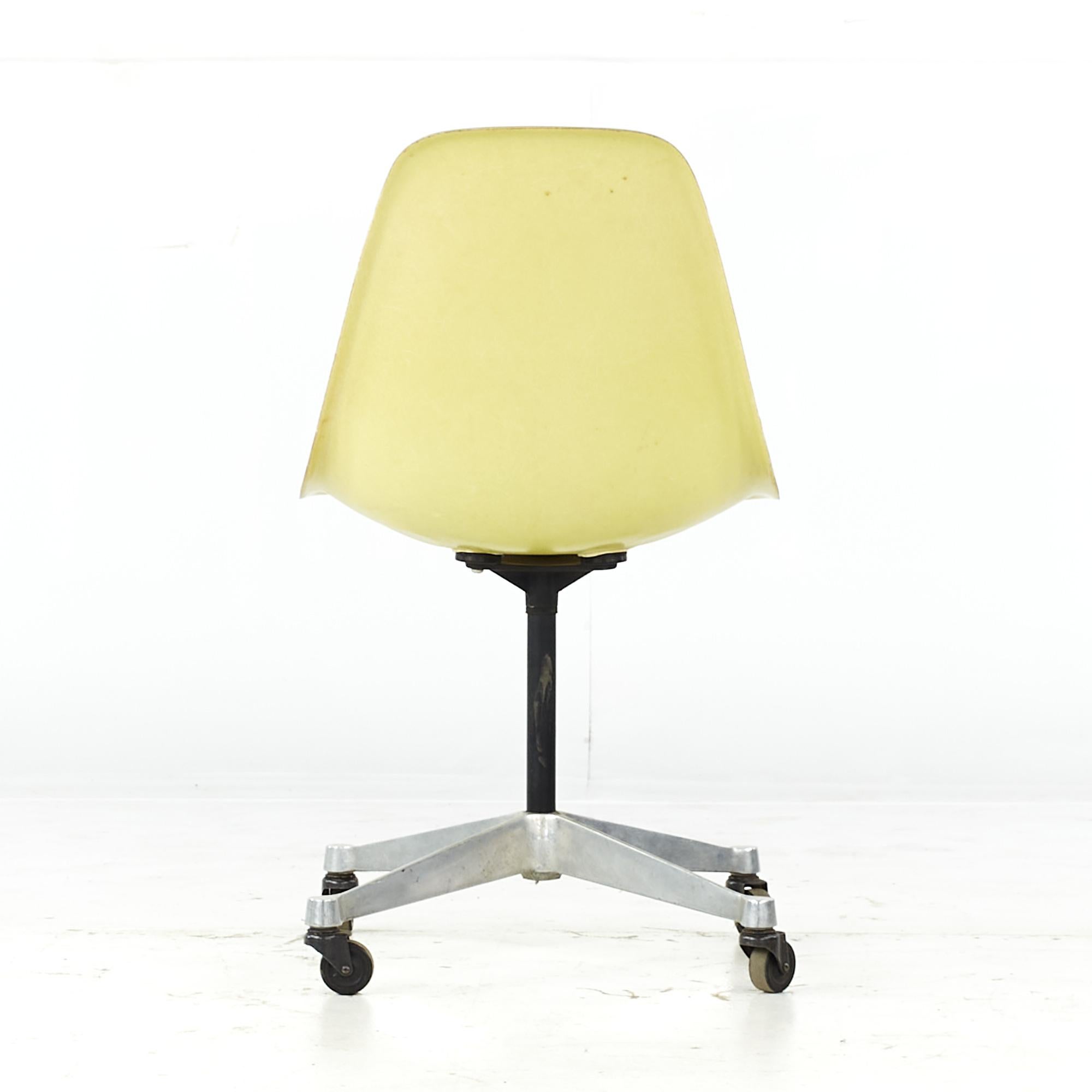 Charles and Ray Eames for Herman Miller MCM Fiberglass Wheeled Shell Chair (Chaise à roulettes en fibre de verre) Bon état - En vente à Countryside, IL