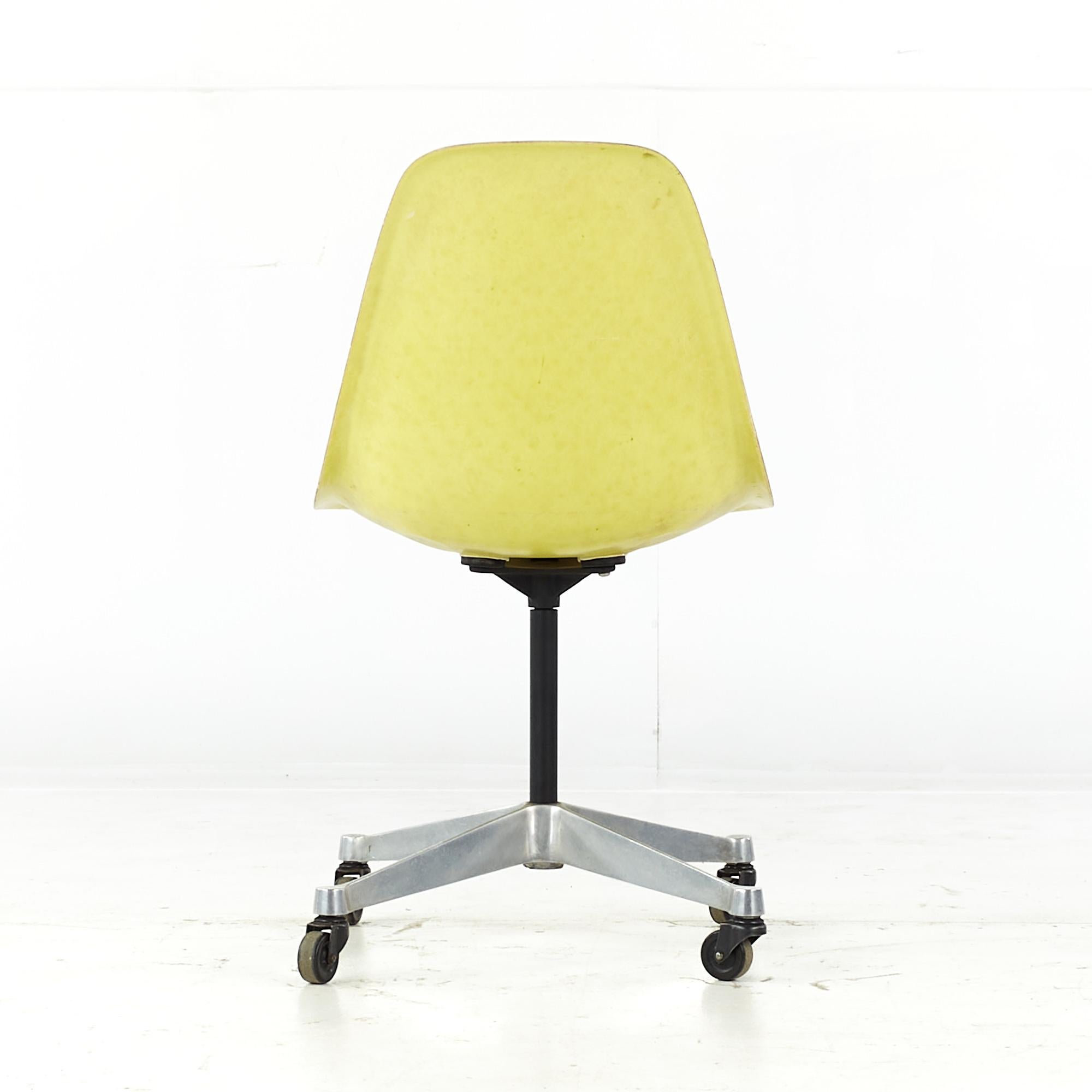 Charles and Ray Eames for Herman Miller MCM Fiberglass Wheeled Shell Chair In Good Condition For Sale In Countryside, IL