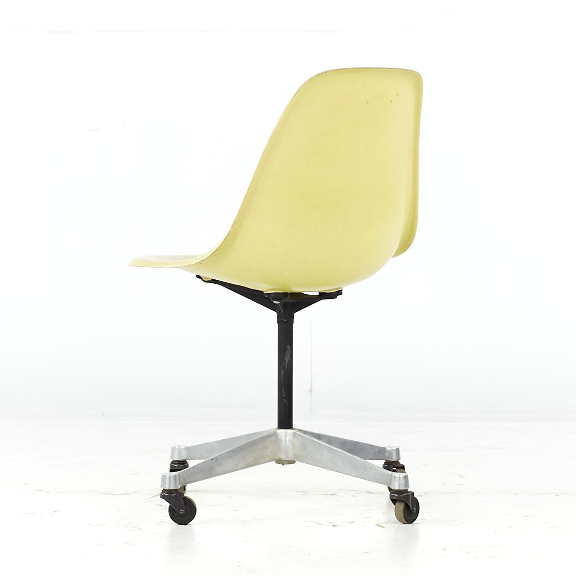 Fin du 20e siècle Charles and Ray Eames for Herman Miller MCM Fiberglass Wheeled Shell Chair (Chaise à roulettes en fibre de verre) en vente