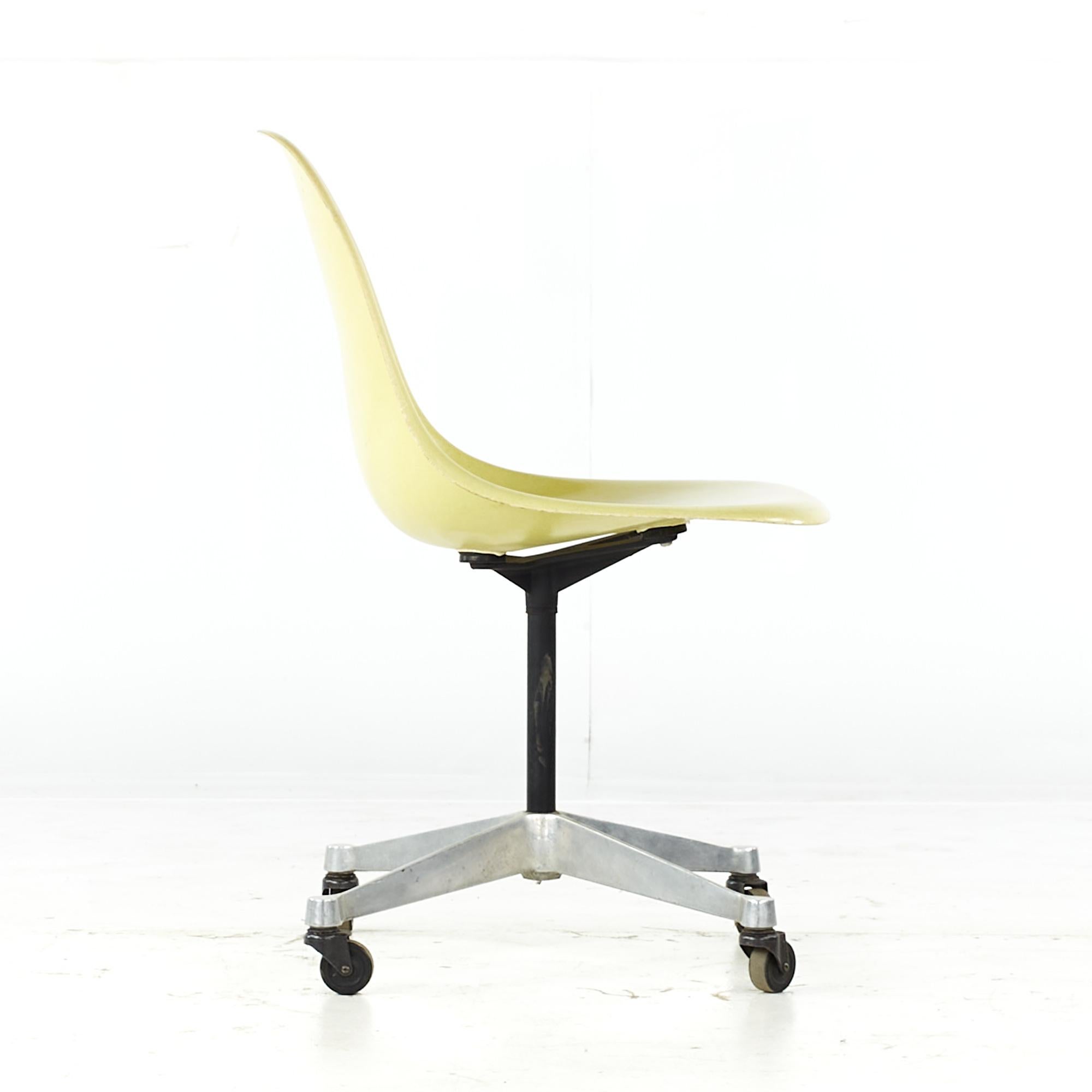 Métal Charles and Ray Eames for Herman Miller MCM Fiberglass Wheeled Shell Chair (Chaise à roulettes en fibre de verre) en vente