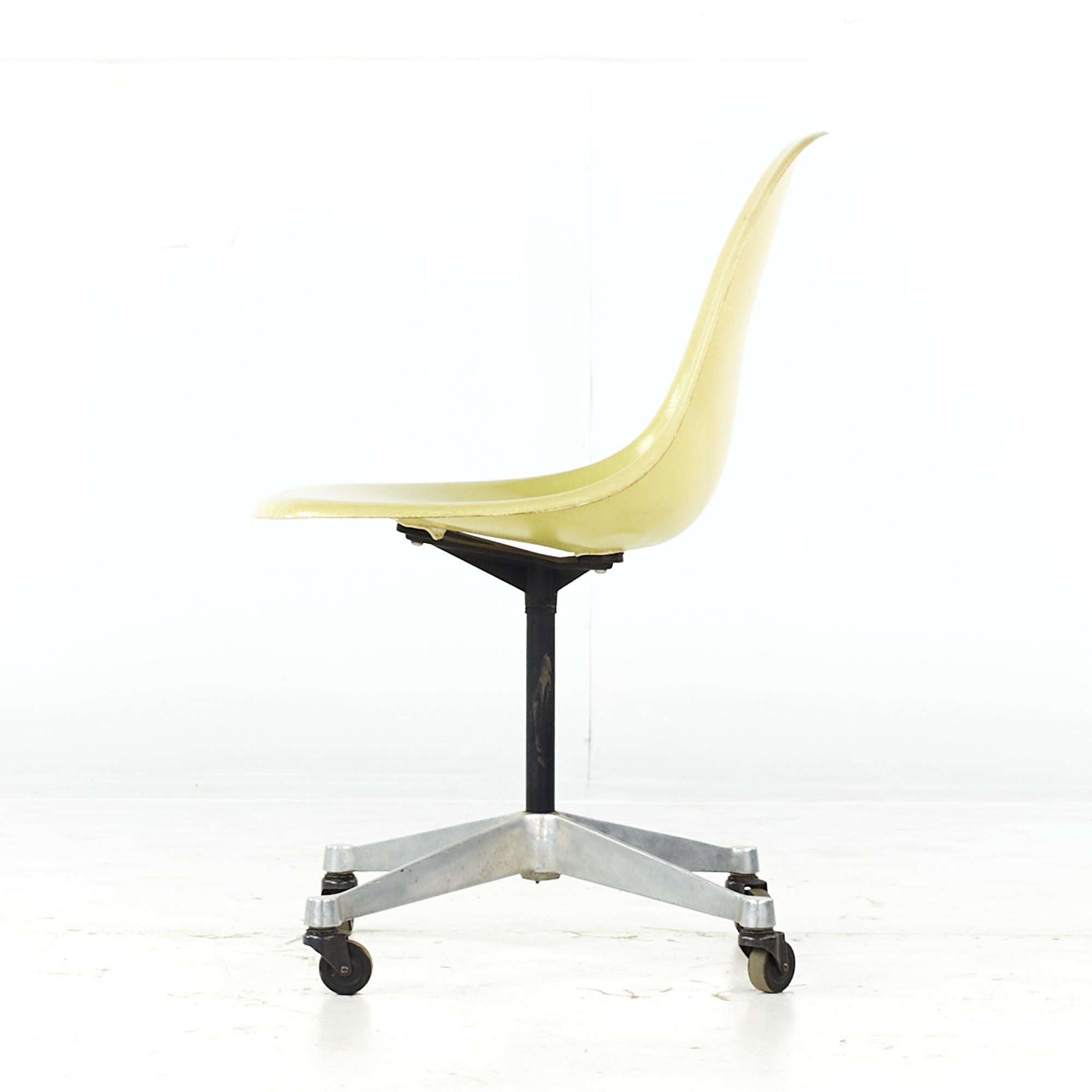 Charles and Ray Eames for Herman Miller MCM Fiberglass Wheeled Shell Chair (Chaise à roulettes en fibre de verre) en vente 1
