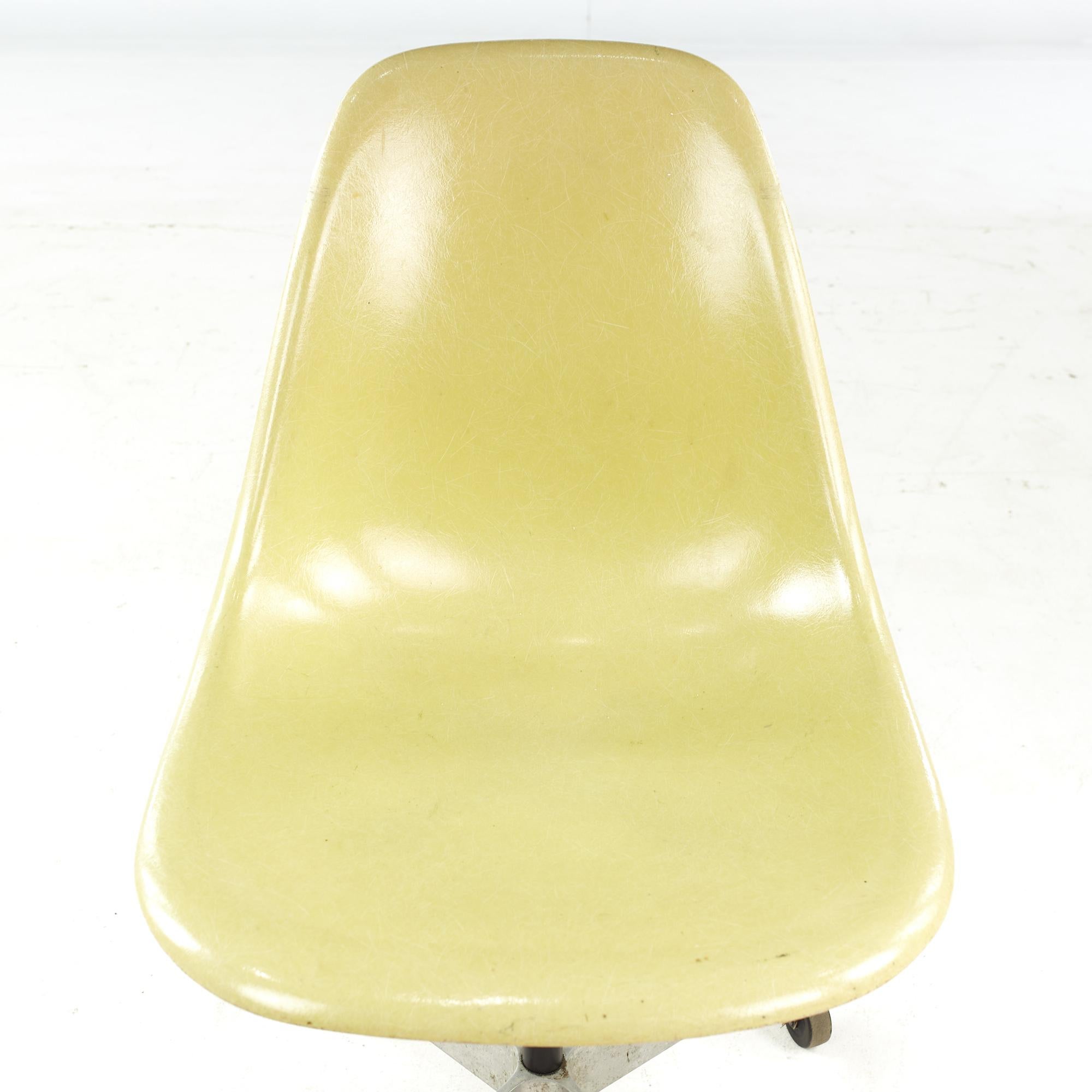 Charles and Ray Eames for Herman Miller MCM Fiberglass Wheeled Shell Chair (Chaise à roulettes en fibre de verre) en vente 2