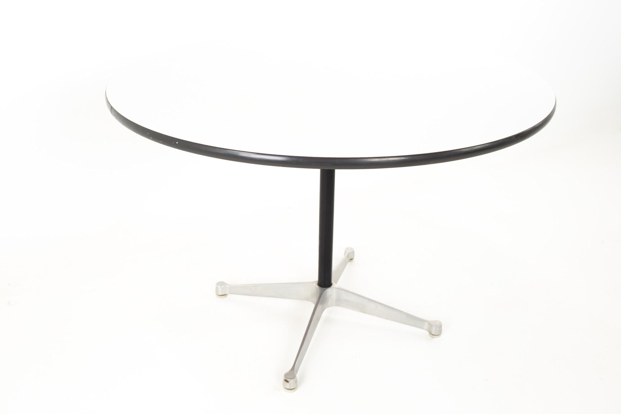 Charles and Ray Eames for Herman Miller MCM Round White Laminate Dining Table In Good Condition In Countryside, IL