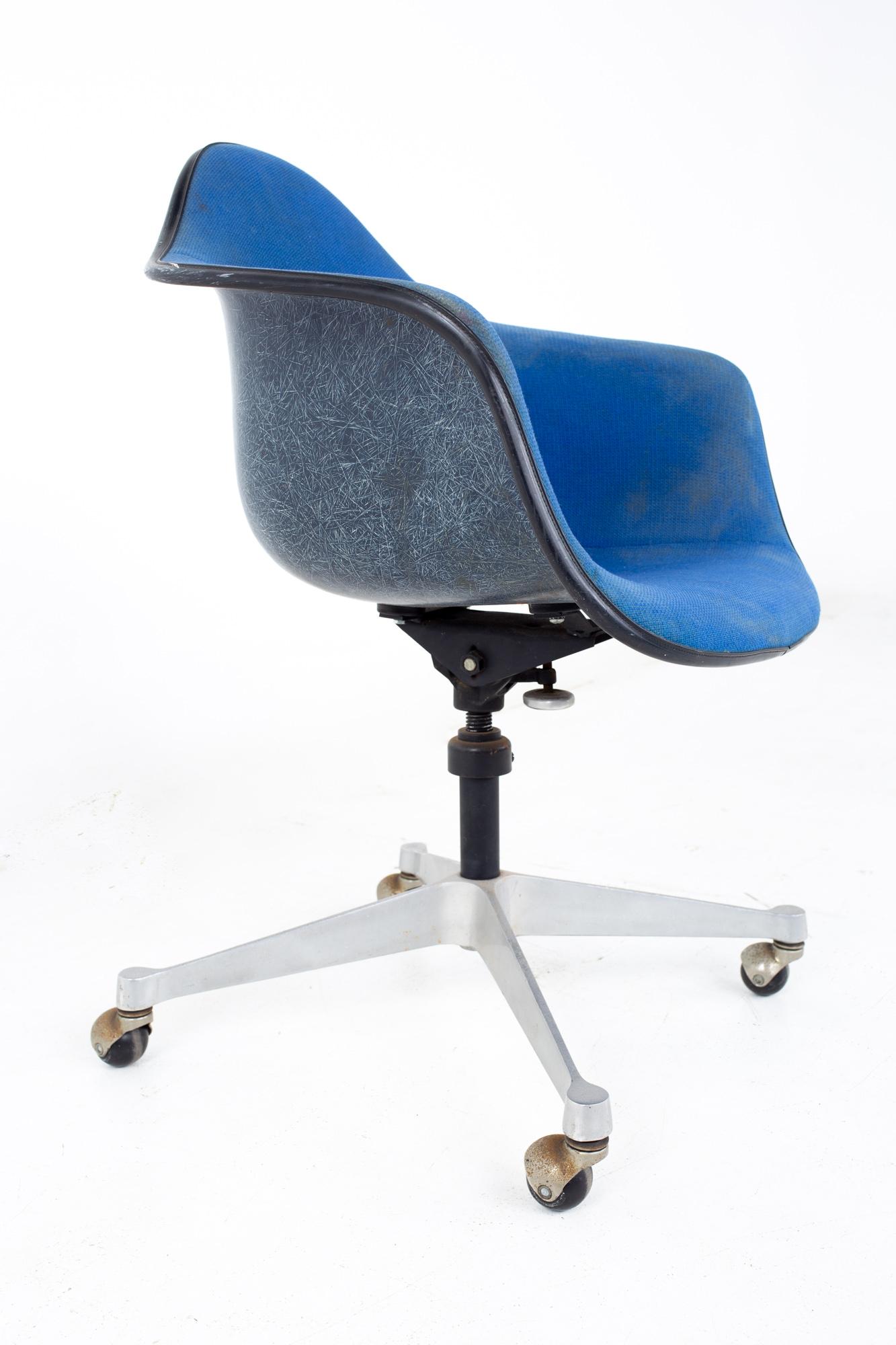 Mid-Century Modern Charles and Ray Eames for Herman Miller Mid Century Blue Shell Office Chair