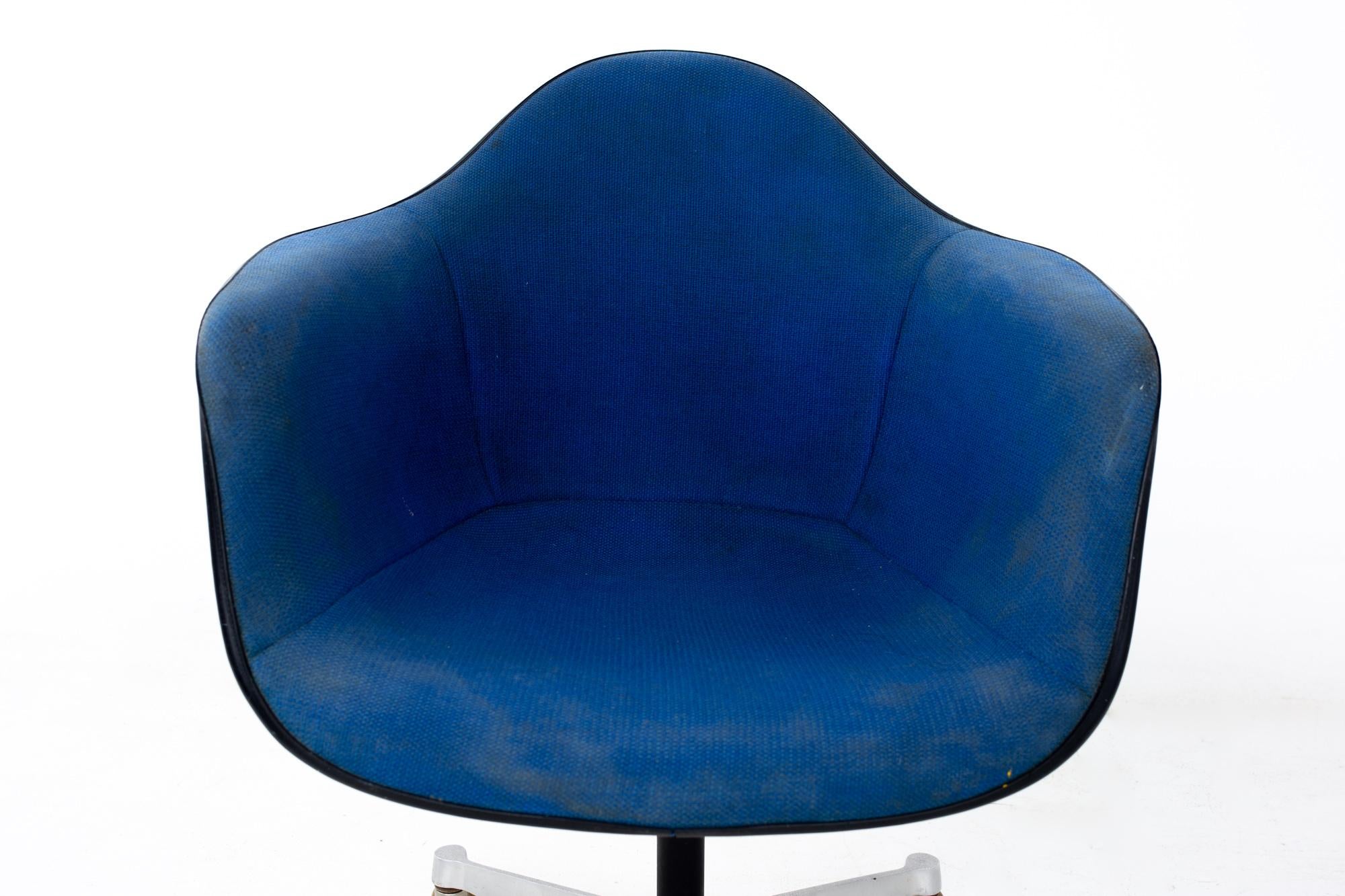 Charles and Ray Eames for Herman Miller Mid Century Blue Shell Office Chair In Good Condition In Countryside, IL