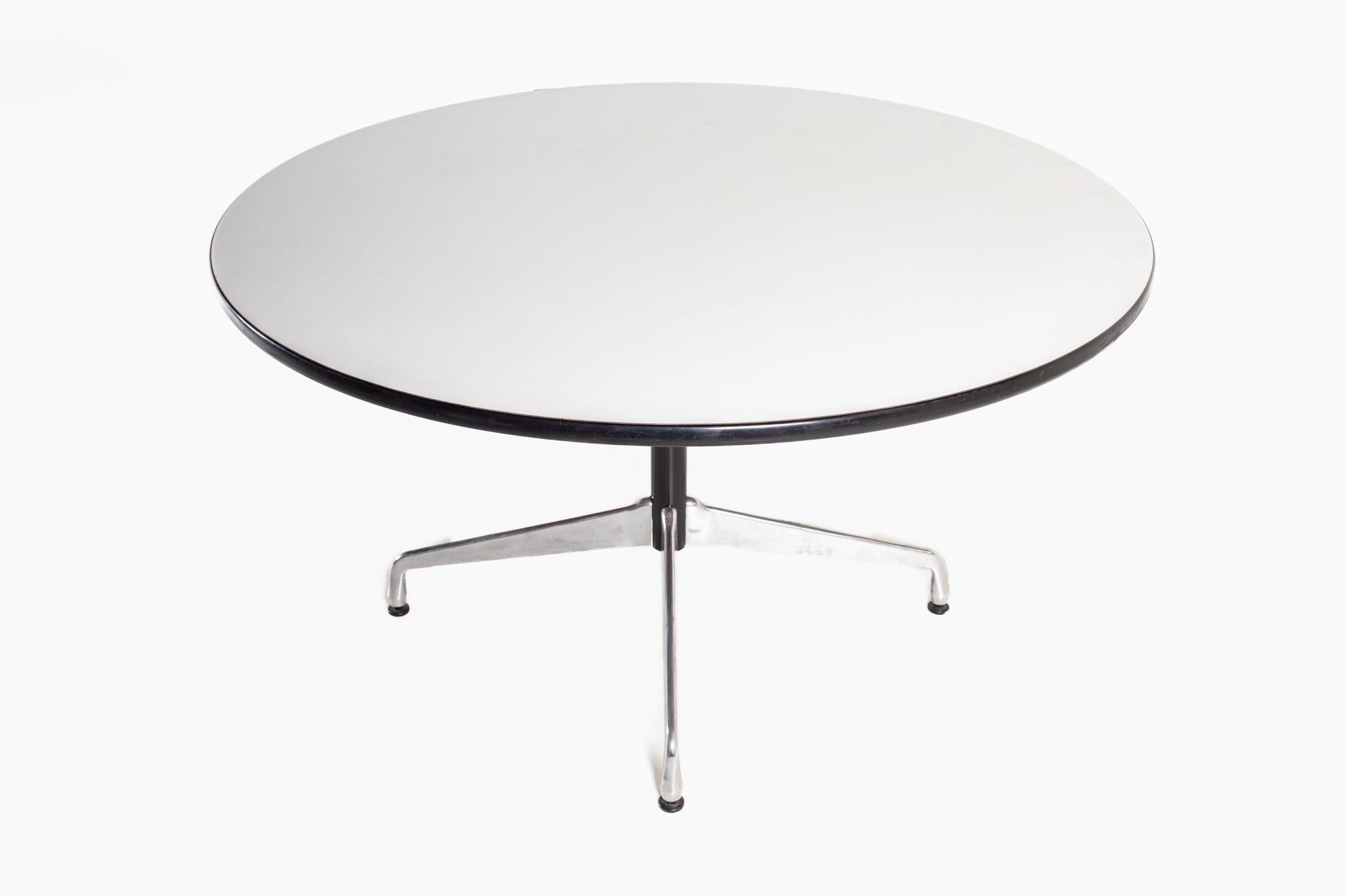 Américain Table de salle à manger mi-siècle Charles and Ray Eames pour Herman Miller en vente