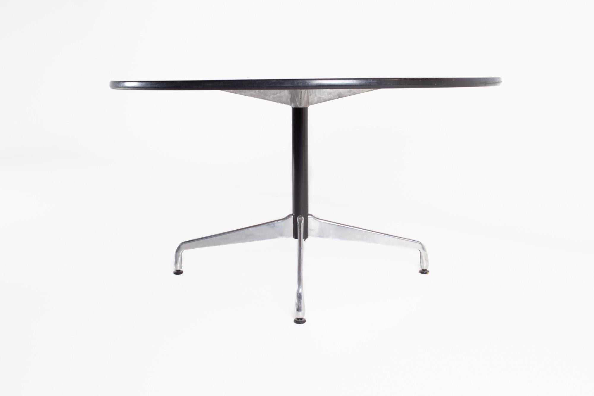 Chrome Table de salle à manger mi-siècle Charles and Ray Eames pour Herman Miller en vente
