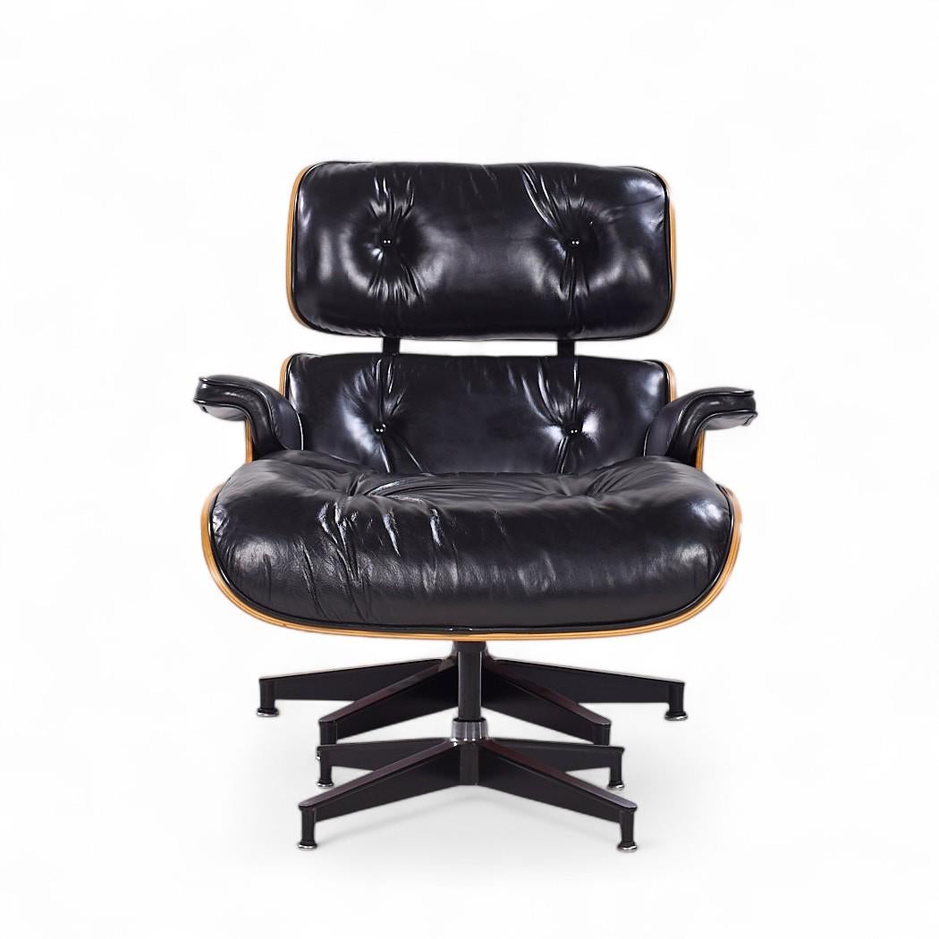 Charles and Ray Eames for Herman Miller Mid Century Lounge Chair with Ottoman (Chaise longue du milieu du siècle avec ottoman)

La chaise mesure : 33 de large x 34 de profond x 33 de haut, avec une hauteur d'assise de 16 pouces et une hauteur