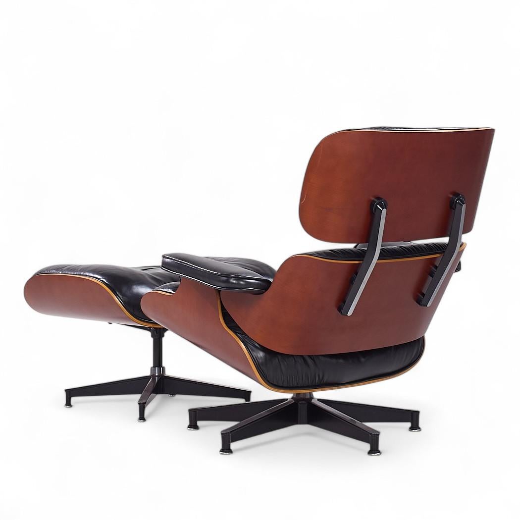 Charles and Ray Eames for Herman Miller Mid Century Lounge Chair with Ottoman (Chaise longue du milieu du siècle avec ottoman) Bon état - En vente à Countryside, IL