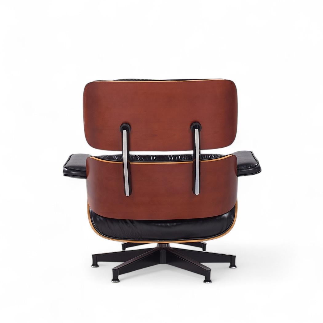 20ième siècle Charles and Ray Eames for Herman Miller Mid Century Lounge Chair with Ottoman (Chaise longue du milieu du siècle avec ottoman) en vente