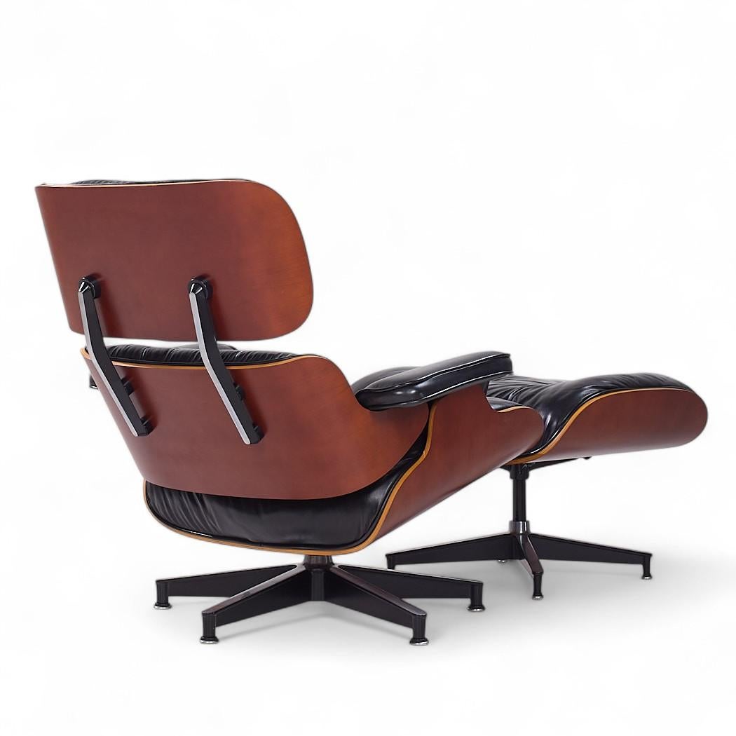 Tissu d'ameublement Charles and Ray Eames for Herman Miller Mid Century Lounge Chair with Ottoman (Chaise longue du milieu du siècle avec ottoman) en vente
