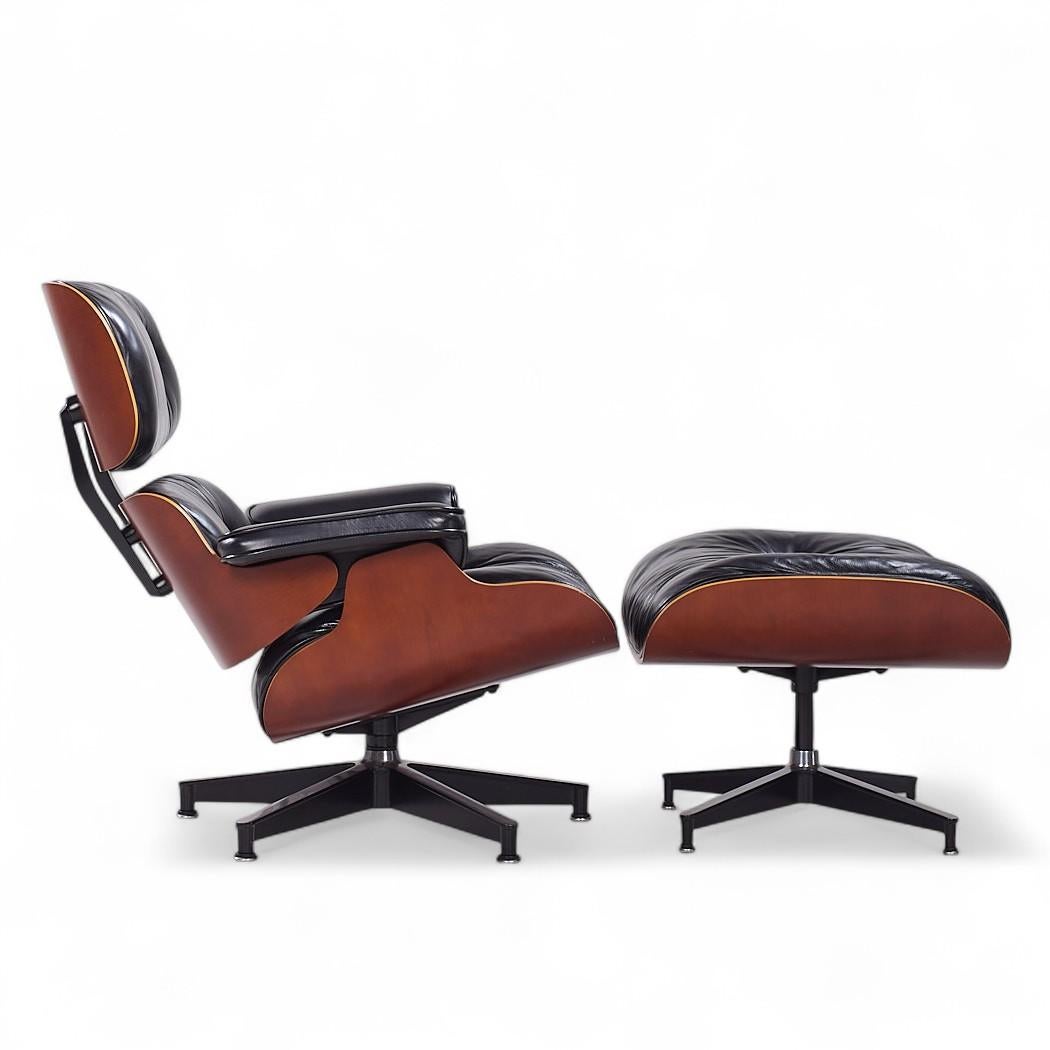 Charles and Ray Eames for Herman Miller Mid Century Lounge Chair with Ottoman (Chaise longue du milieu du siècle avec ottoman) en vente 1