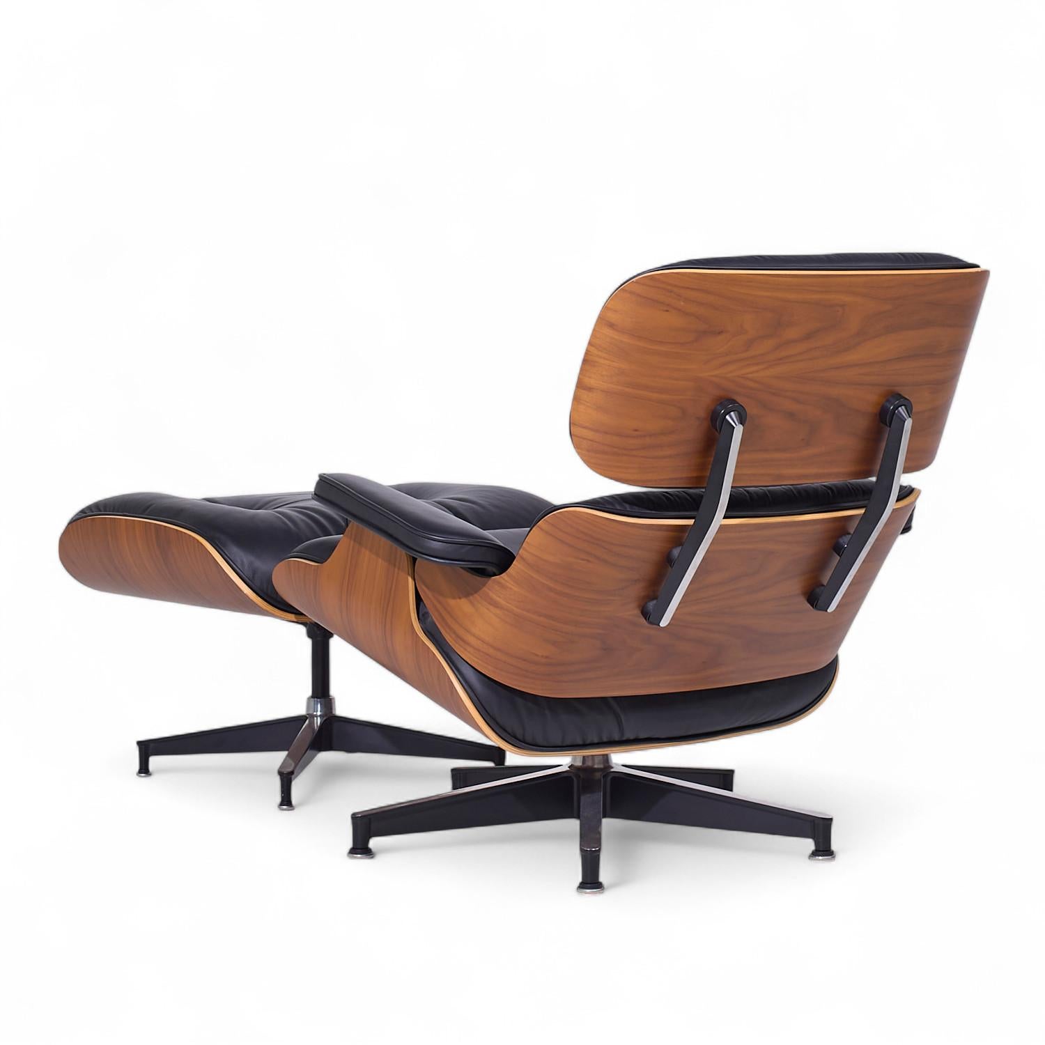 Charles and Ray Eames for Herman Miller Mid Century Walnut Chair and Ottoman In Good Condition For Sale In Countryside, IL