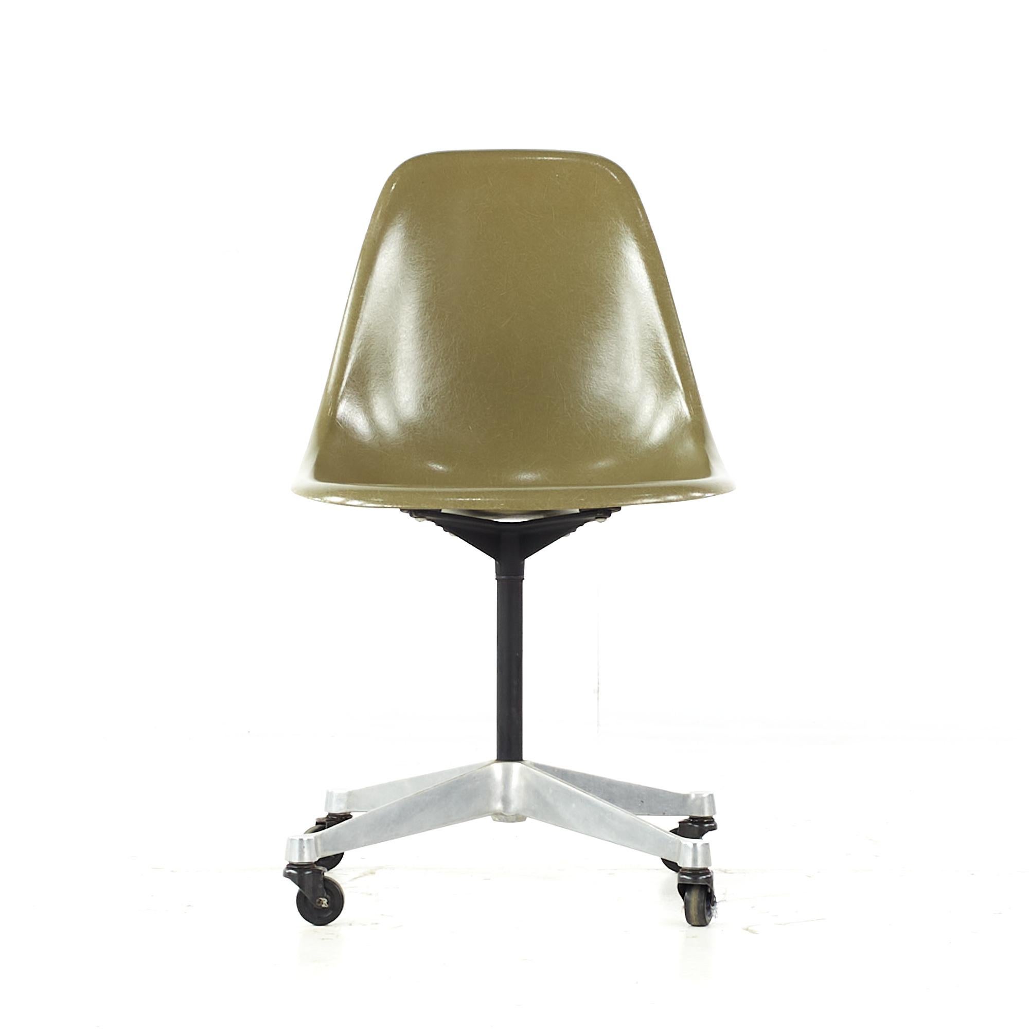 Charles und Ray Eames für Herman Miller Mid Century Wheeled Shell Chair

Dieser Stuhl misst: 18,5 breit x 24 tief x 32 hoch, mit einer Sitzhöhe von 17,5 Zoll

Alle Möbelstücke sind in einem so genannten restaurierten Vintage-Zustand zu haben. Das