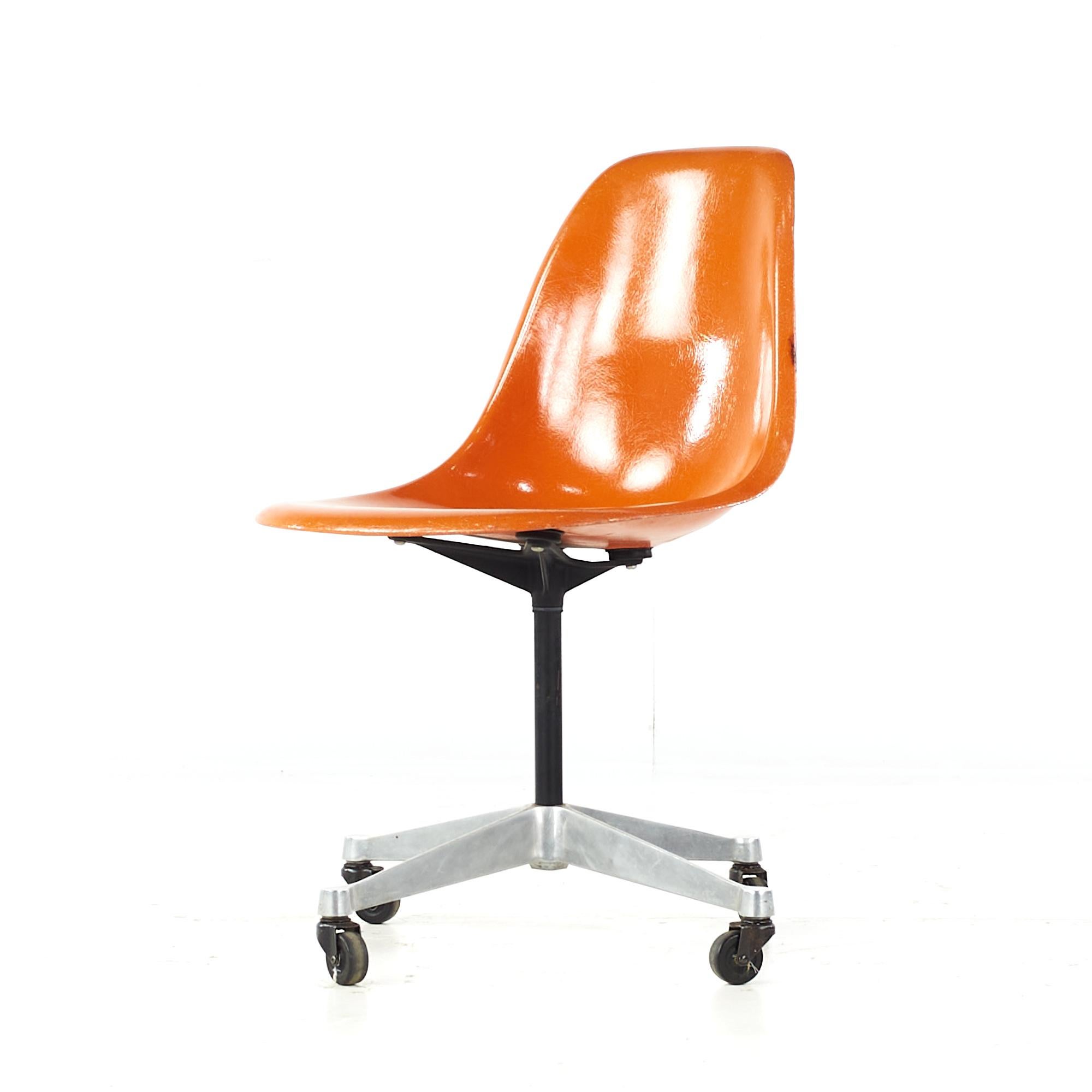 Mid-Century Modern Charles and Ray Eames for Herman Miller Mid Century Wheeled Shell Chair For Sale