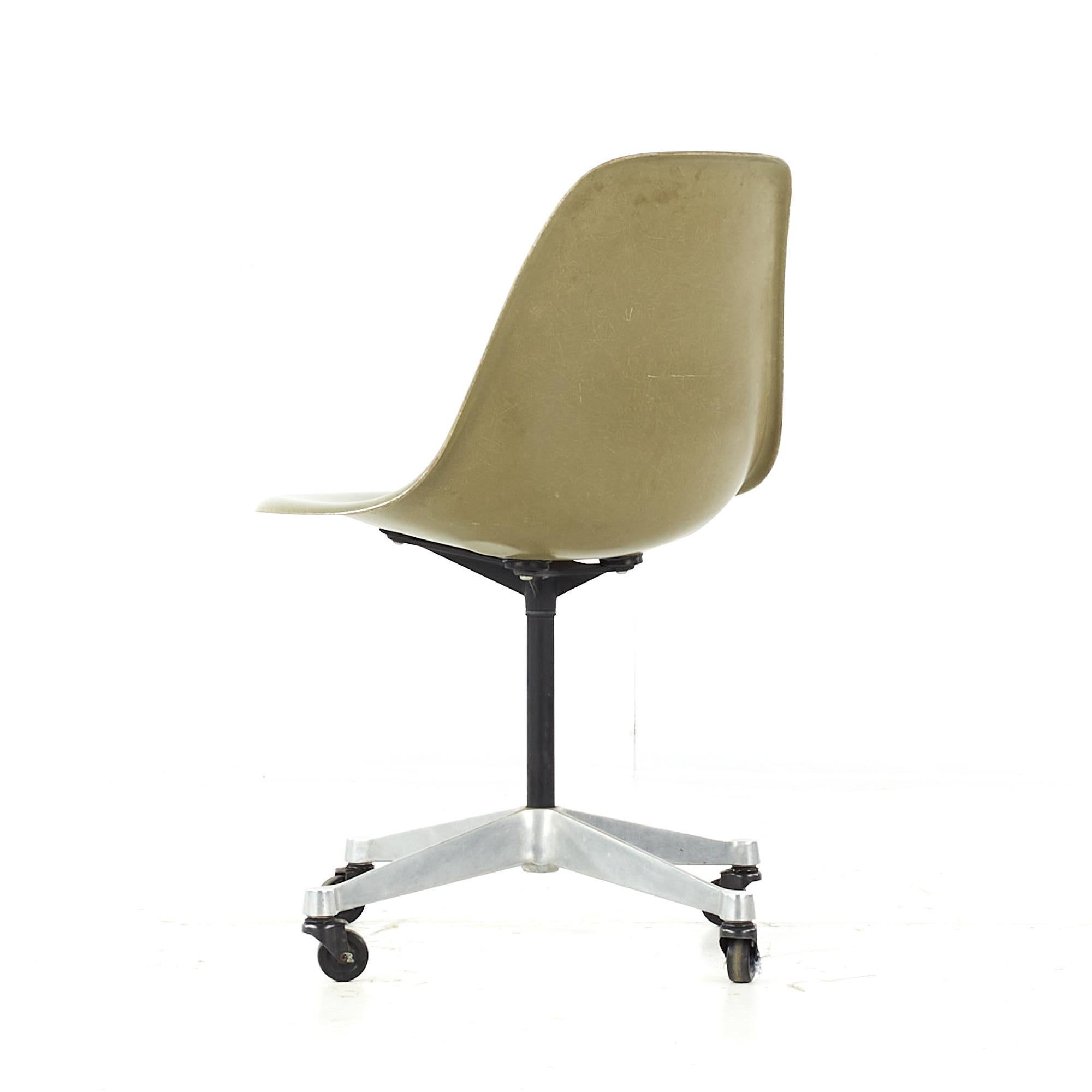 Mid-Century Modern Charles and Ray Eames pour Herman Miller fauteuil coquillage à roulettes du milieu du siècle dernier en vente