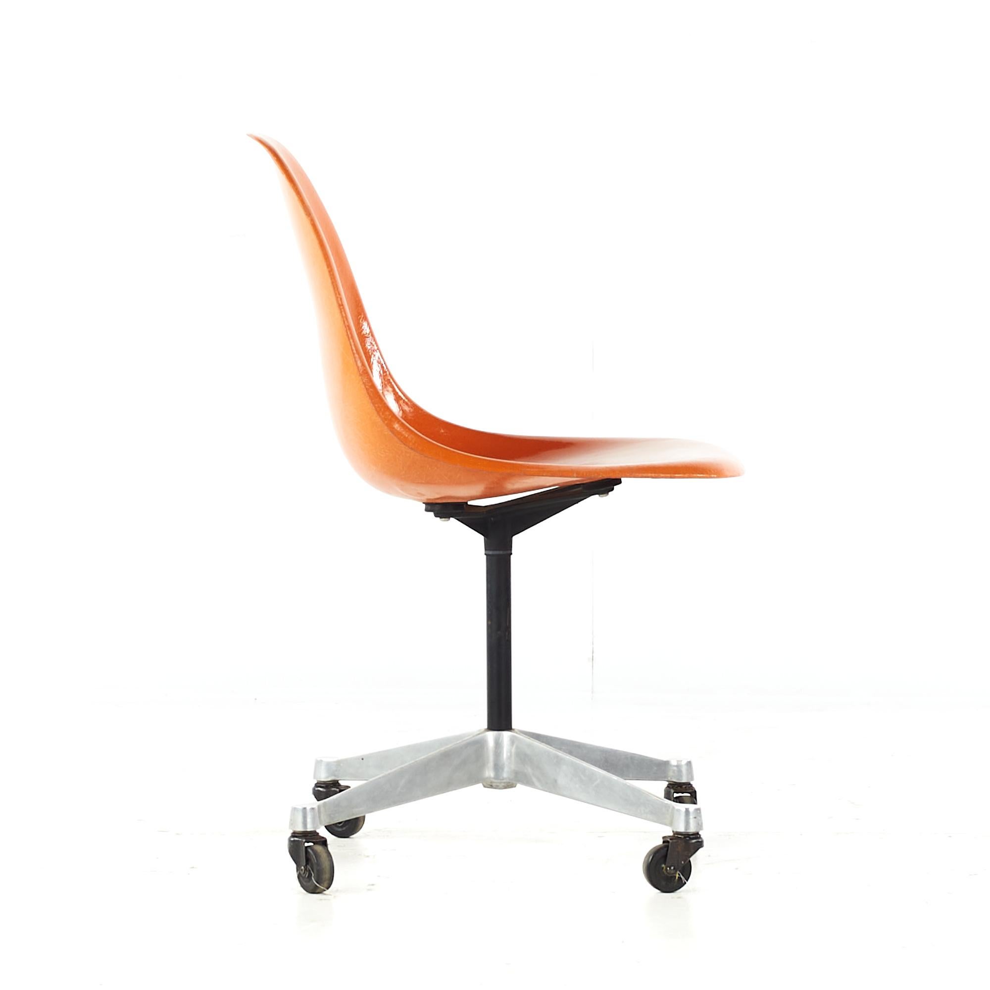 Américain Charles and Ray Eames pour Herman Miller fauteuil coquillage à roulettes du milieu du siècle dernier en vente