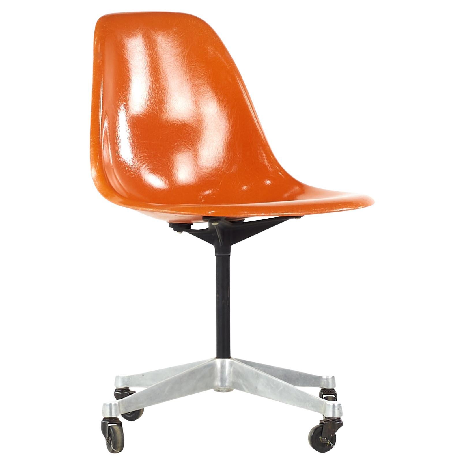 Charles and Ray Eames pour Herman Miller fauteuil coquillage à roulettes du milieu du siècle dernier en vente