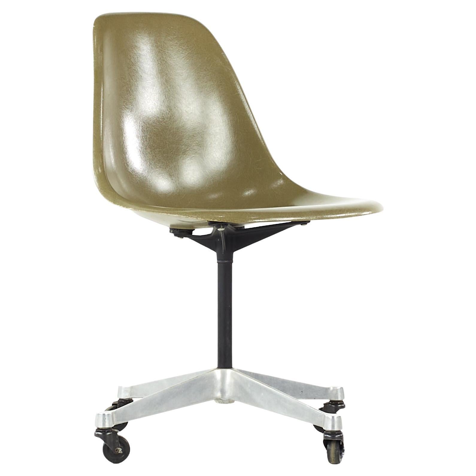 Charles and Ray Eames pour Herman Miller fauteuil coquillage à roulettes du milieu du siècle dernier