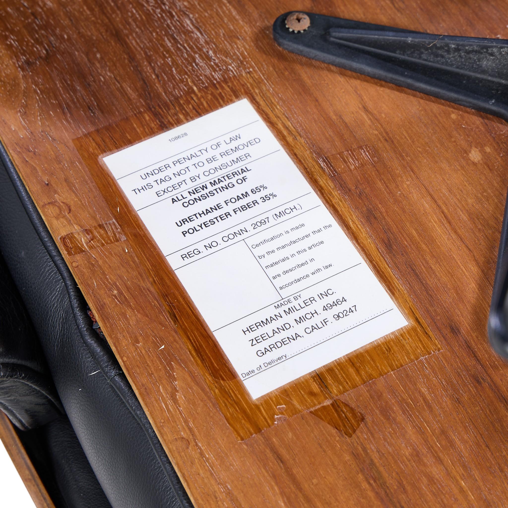 Charles and Ray Eames per Herman Miller Sedia e ottomana Eames in legno di rosa in vendita 3