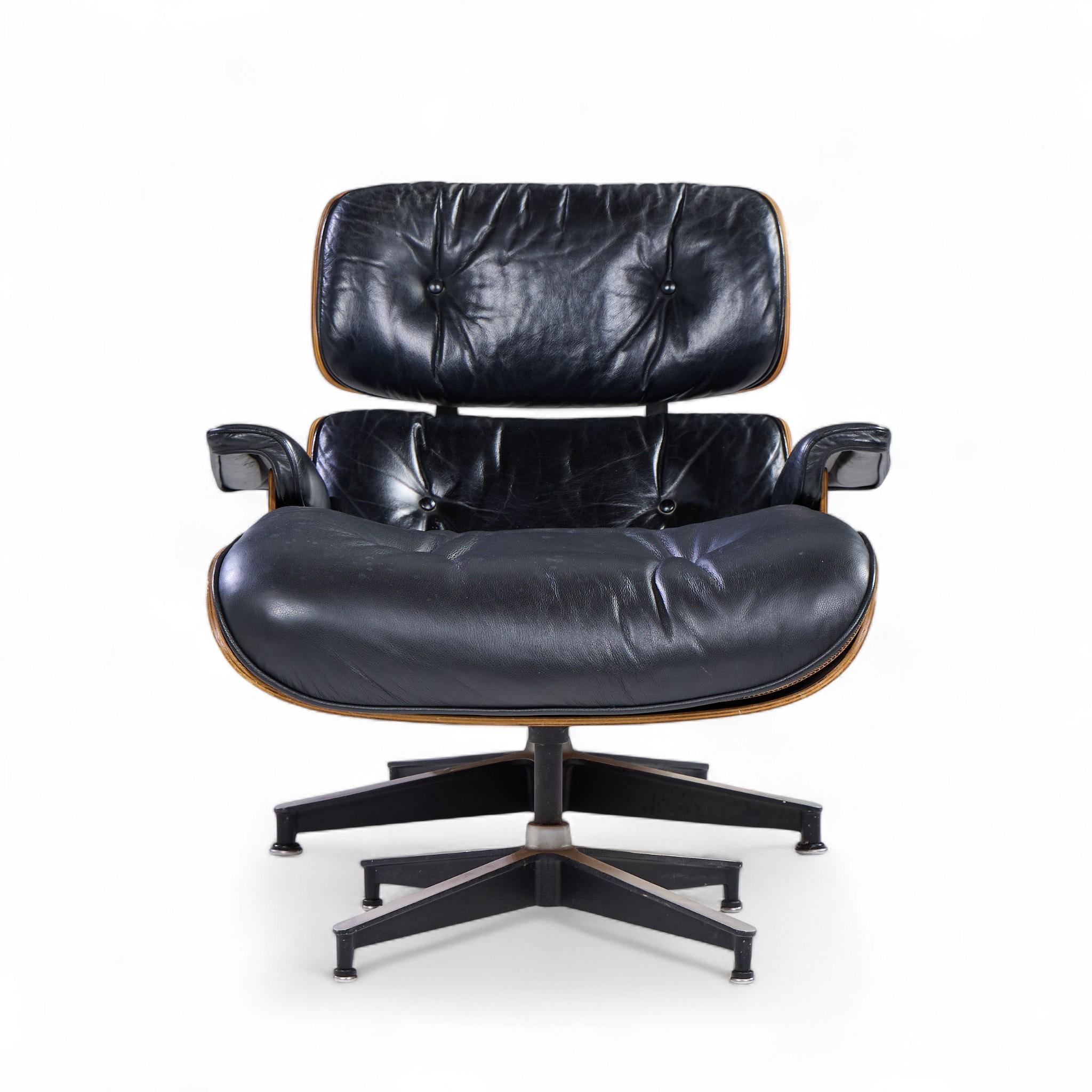 Charles and Ray Eames per Herman Miller Sedia e ottomana in legno di palissandro di metà secolo

La sedia misura: 33,25 di larghezza x 34 di profondità x 32 di altezza, con un'altezza della seduta di 16 pollici e un'altezza dei braccioli/spazio