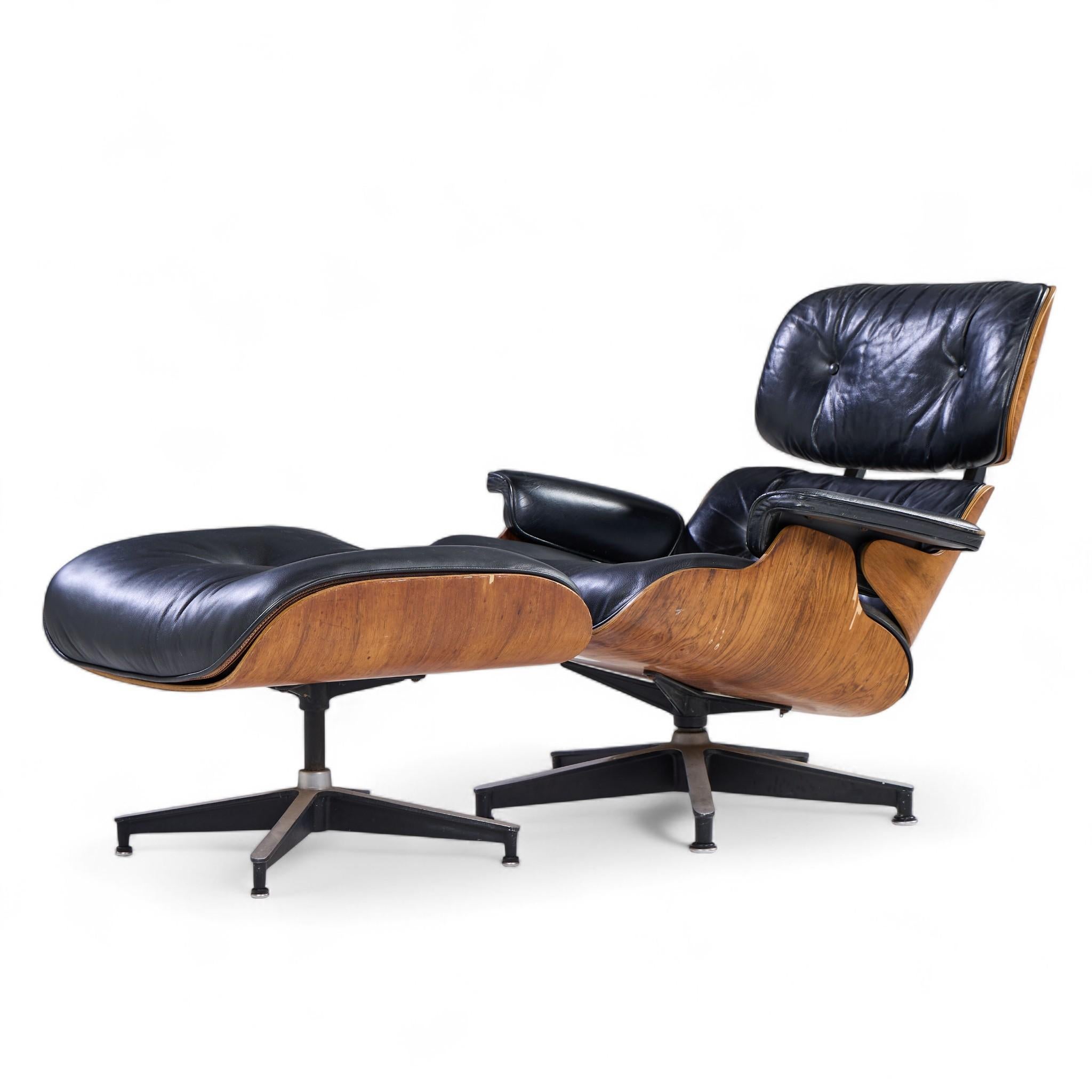 Mid-Century moderno Charles and Ray Eames per Herman Miller Sedia e ottomana Eames in legno di rosa in vendita