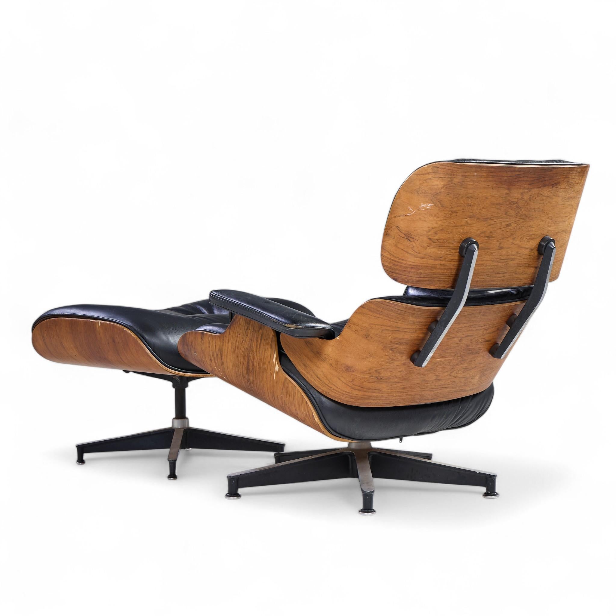 Charles and Ray Eames per Herman Miller Sedia e ottomana Eames in legno di rosa In condizioni buone in vendita a Franklin Park, IL