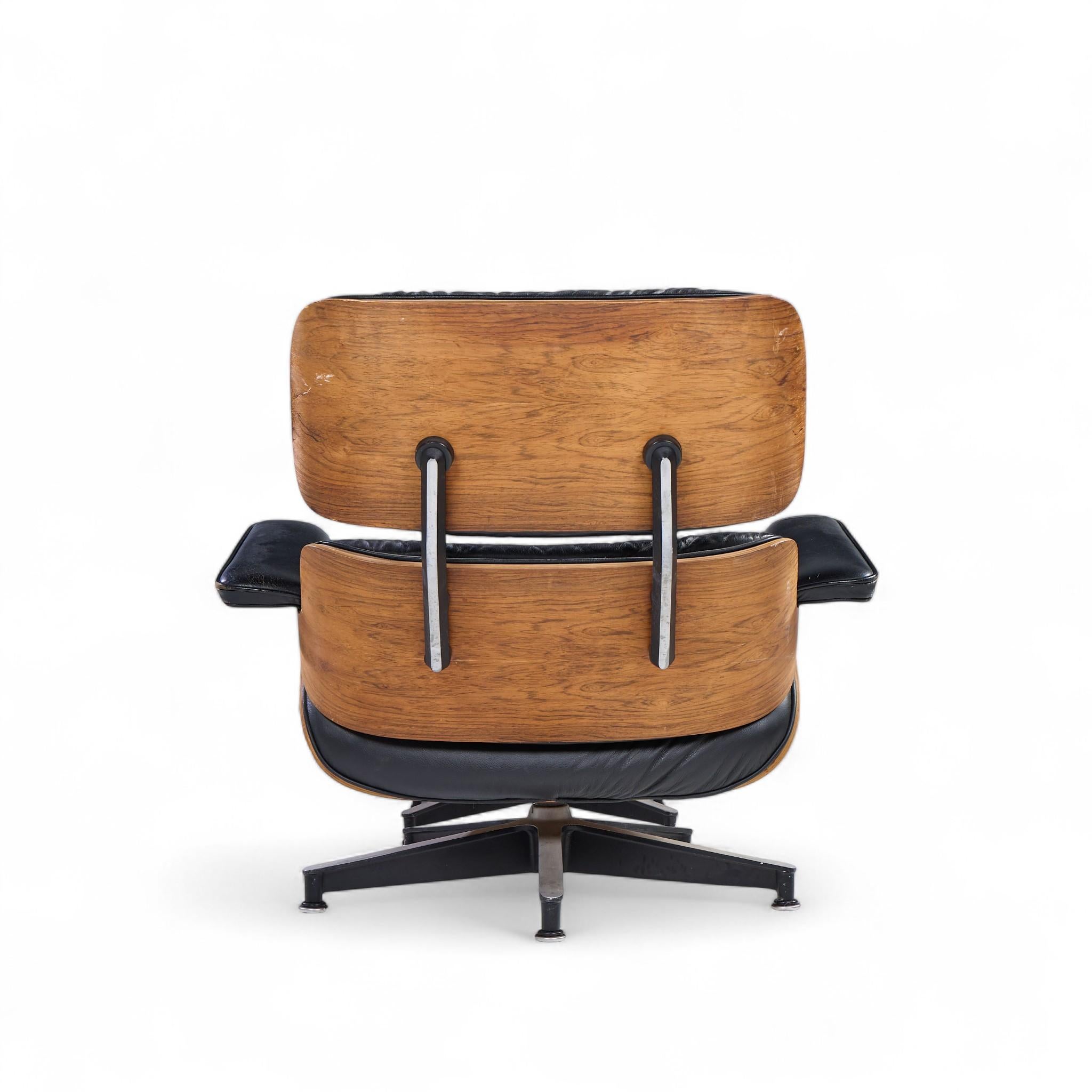 XX secolo Charles and Ray Eames per Herman Miller Sedia e ottomana Eames in legno di rosa in vendita