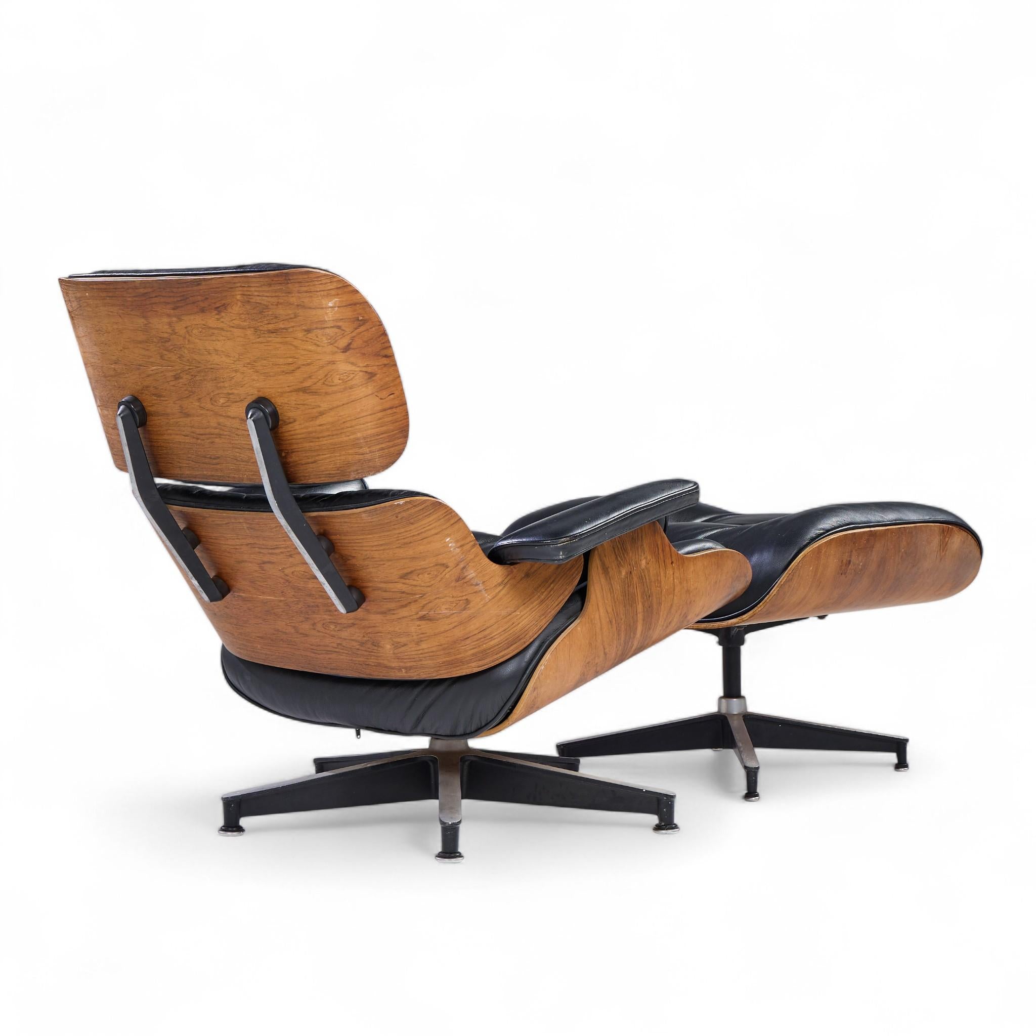 Palissandro Charles and Ray Eames per Herman Miller Sedia e ottomana Eames in legno di rosa in vendita