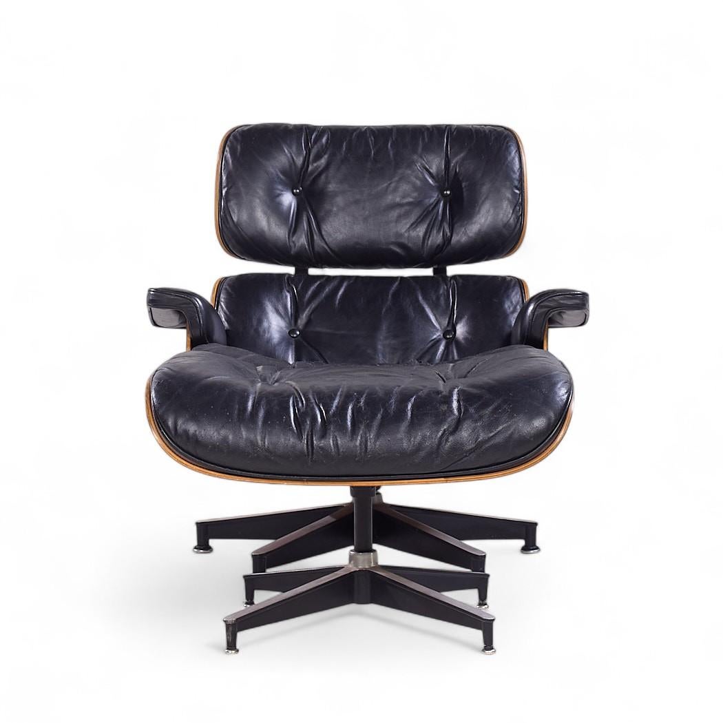 Charles und Ray Eames für Herman Miller Mid Century Lounge Chair und Ottoman aus Palisanderholz

Der Stuhl misst: 32,75 breit x 38 tief x 31,75 hoch, mit einer Sitzhöhe von 16 Zoll und Armhöhe/Stuhlabstand von 20 Zoll
Die Ottomane misst: 25,75 breit