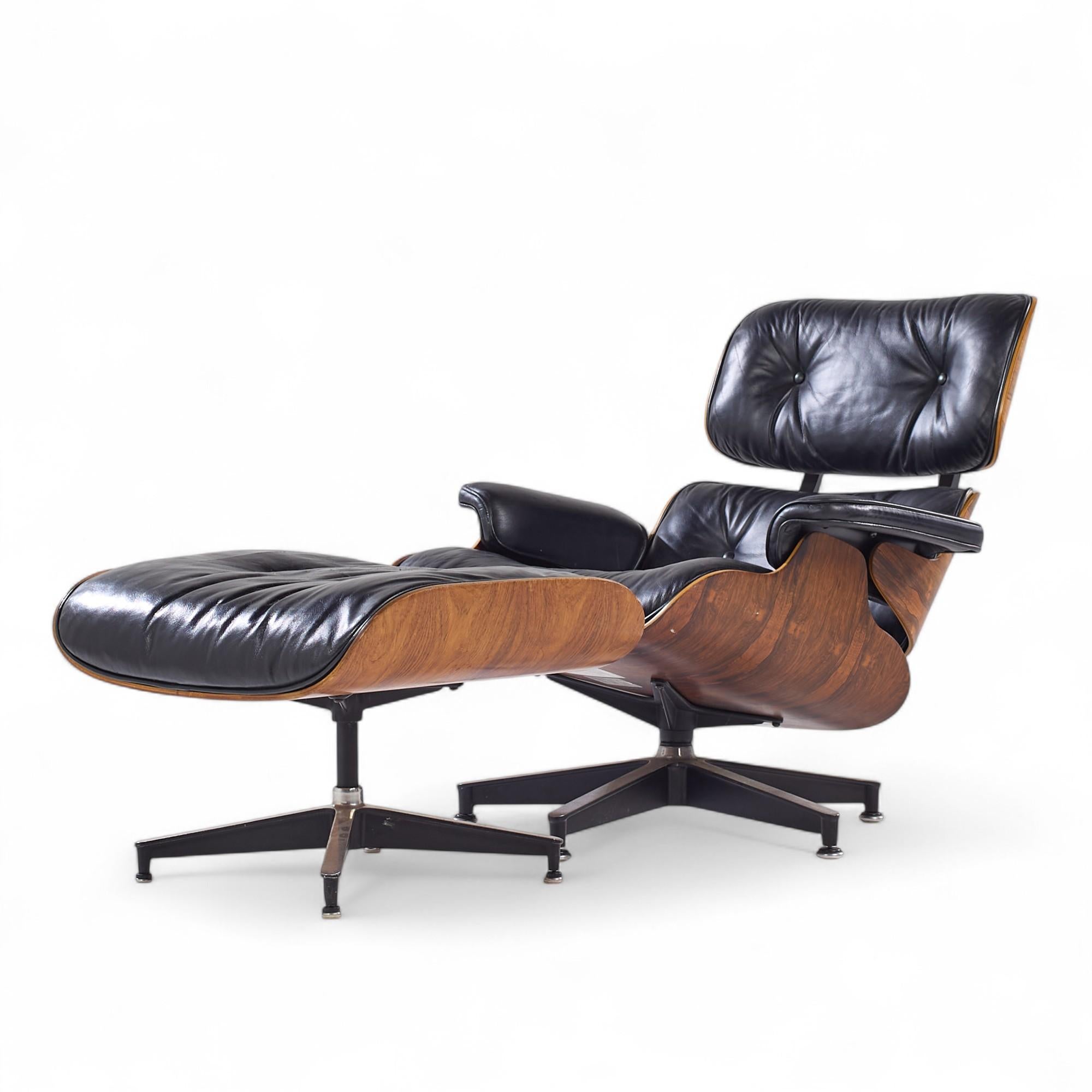 Mid-Century Modern Charles and Ray Eames for Herman Miller Rosewood Lounge Chair with Ottoman (Chaise longue en bois de rose avec ottoman) en vente