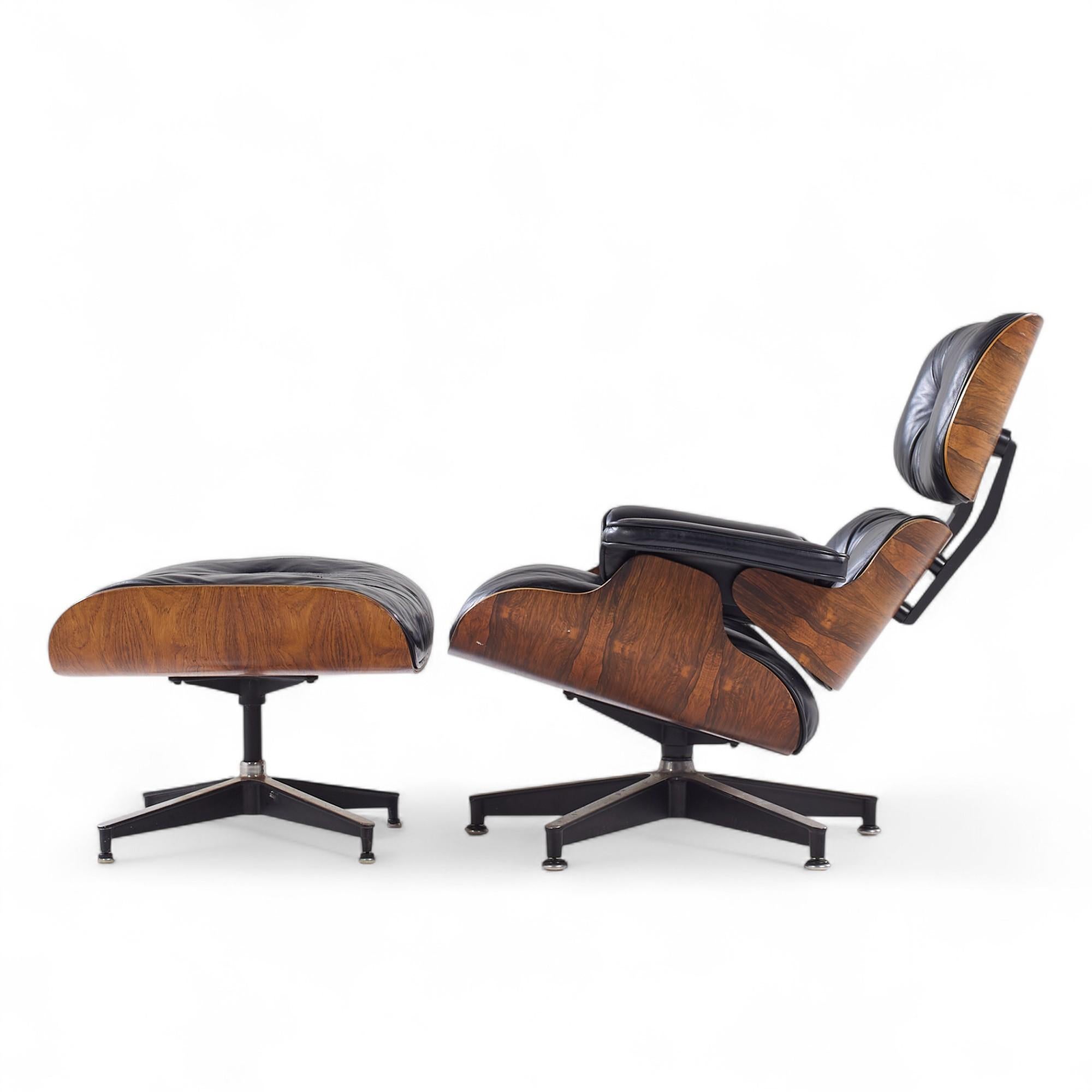 Américain Charles and Ray Eames for Herman Miller Rosewood Lounge Chair with Ottoman (Chaise longue en bois de rose avec ottoman) en vente