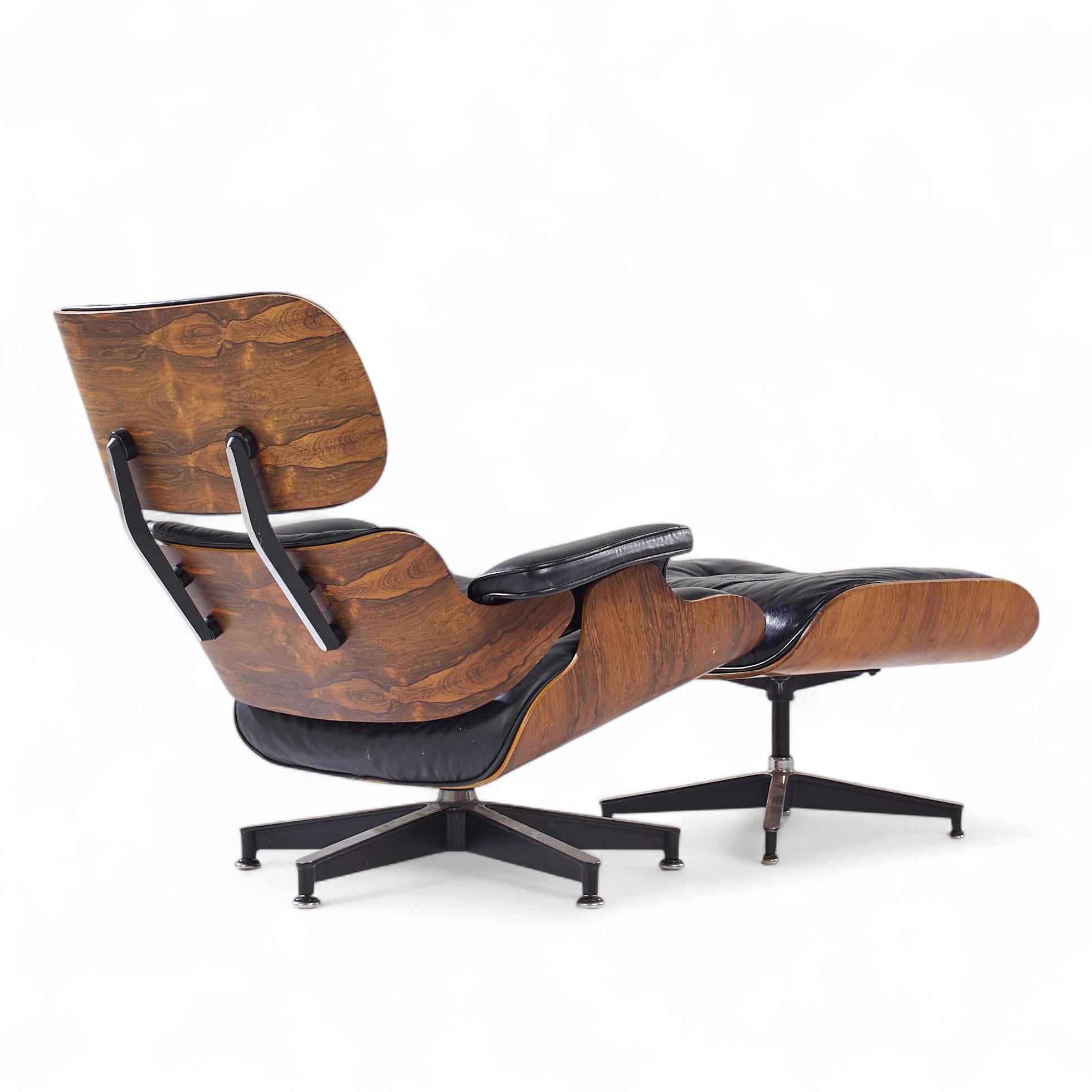 20ième siècle Charles and Ray Eames for Herman Miller Rosewood Lounge Chair with Ottoman (Chaise longue en bois de rose avec ottoman) en vente