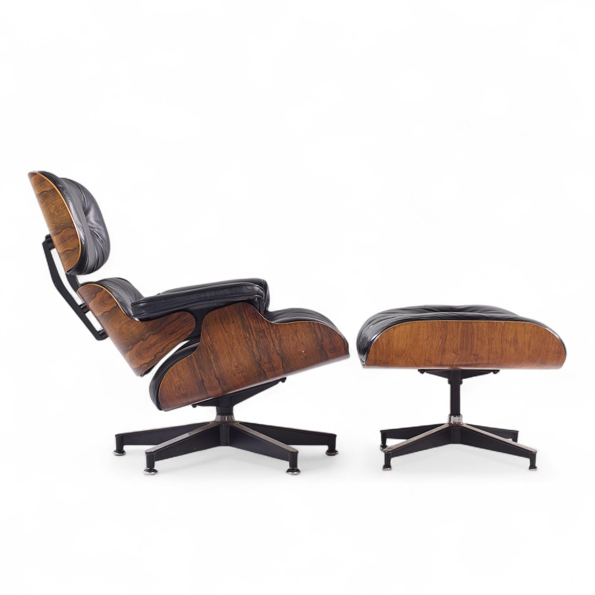 Tissu d'ameublement Charles and Ray Eames for Herman Miller Rosewood Lounge Chair with Ottoman (Chaise longue en bois de rose avec ottoman) en vente