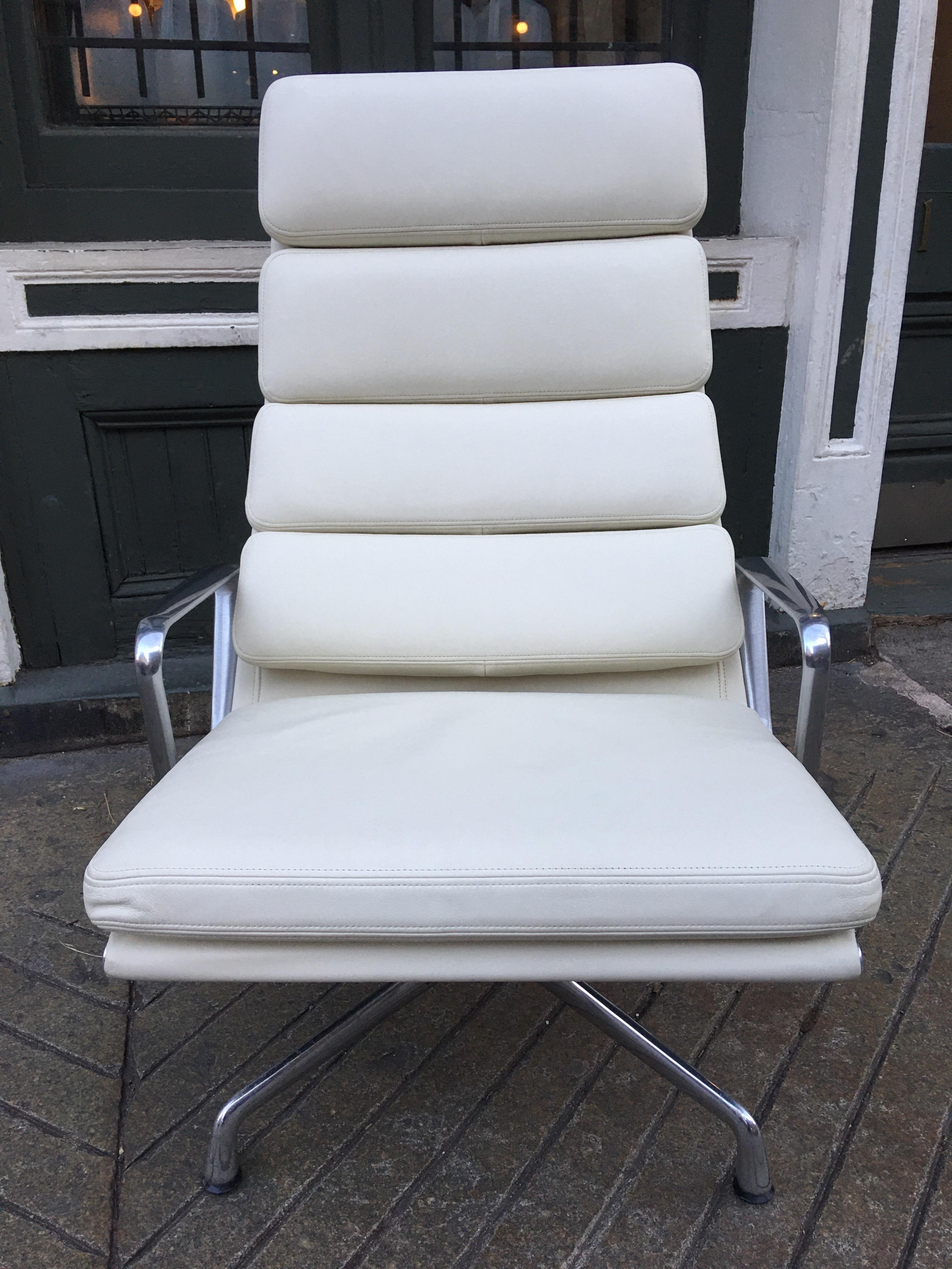 Aluminum Charles and Ray Eames for Herman Miller Soft Pad Lounge Chair in Ivory Leather