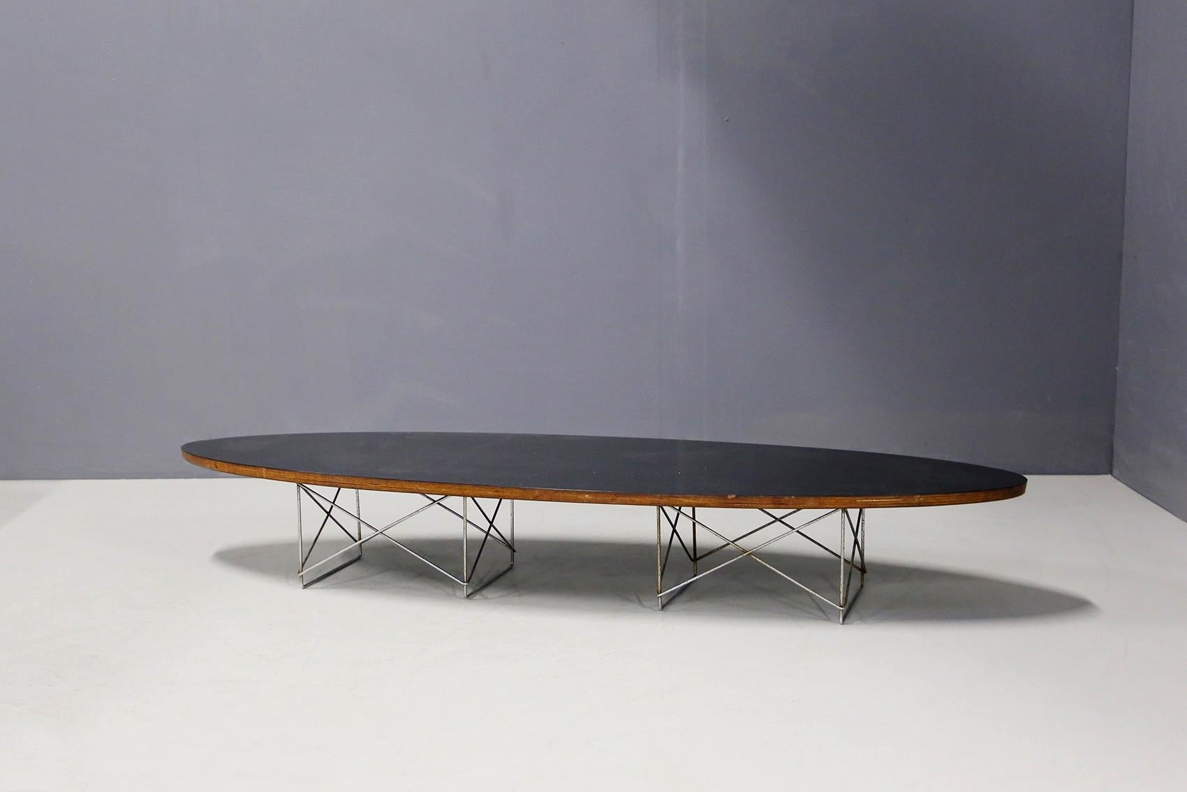 Charles and Rat Eames' table is reminiscent of a surfboard for its elliptical top. Original label under the table top. The low coffee table named ETR (Elliptical Table Rod Base) has also been nicknamed 'surfboard table'. With its double