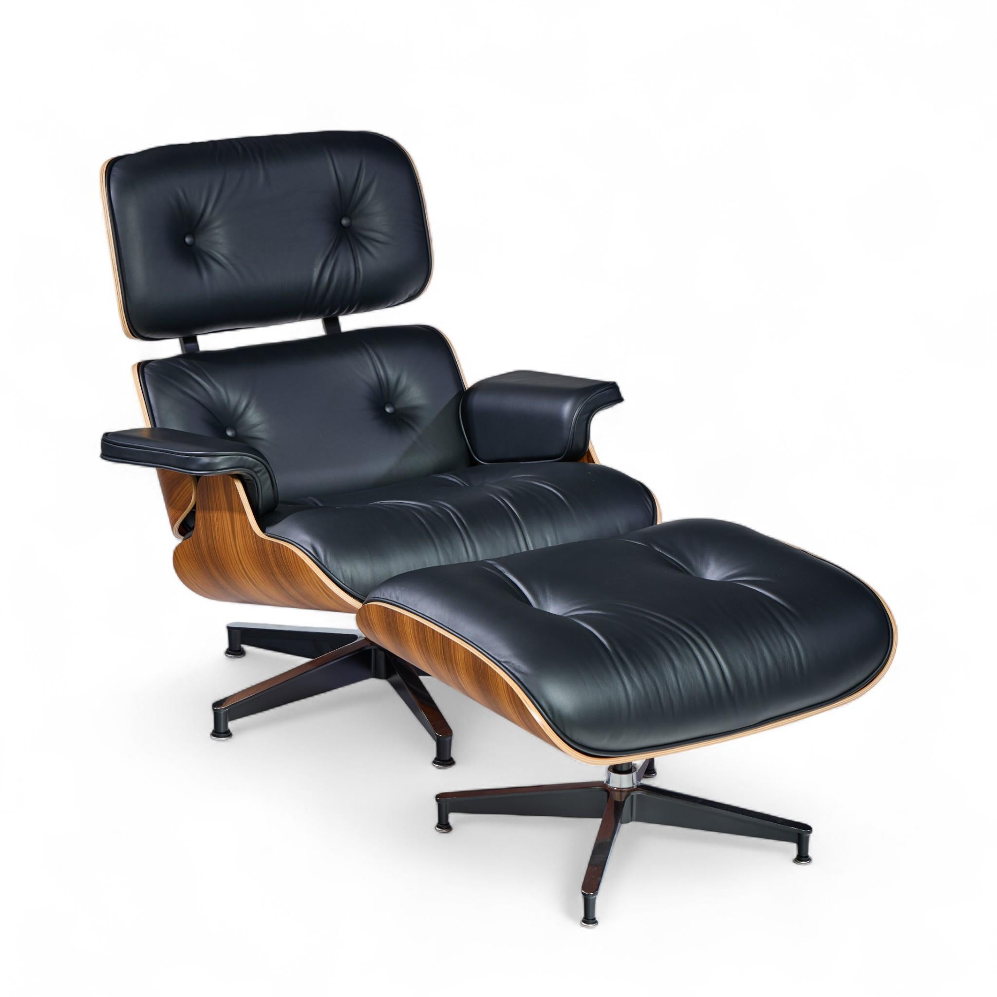 Charles and Ray Eames para Herman Miller Butaca alta de nogal y otomana en venta 3