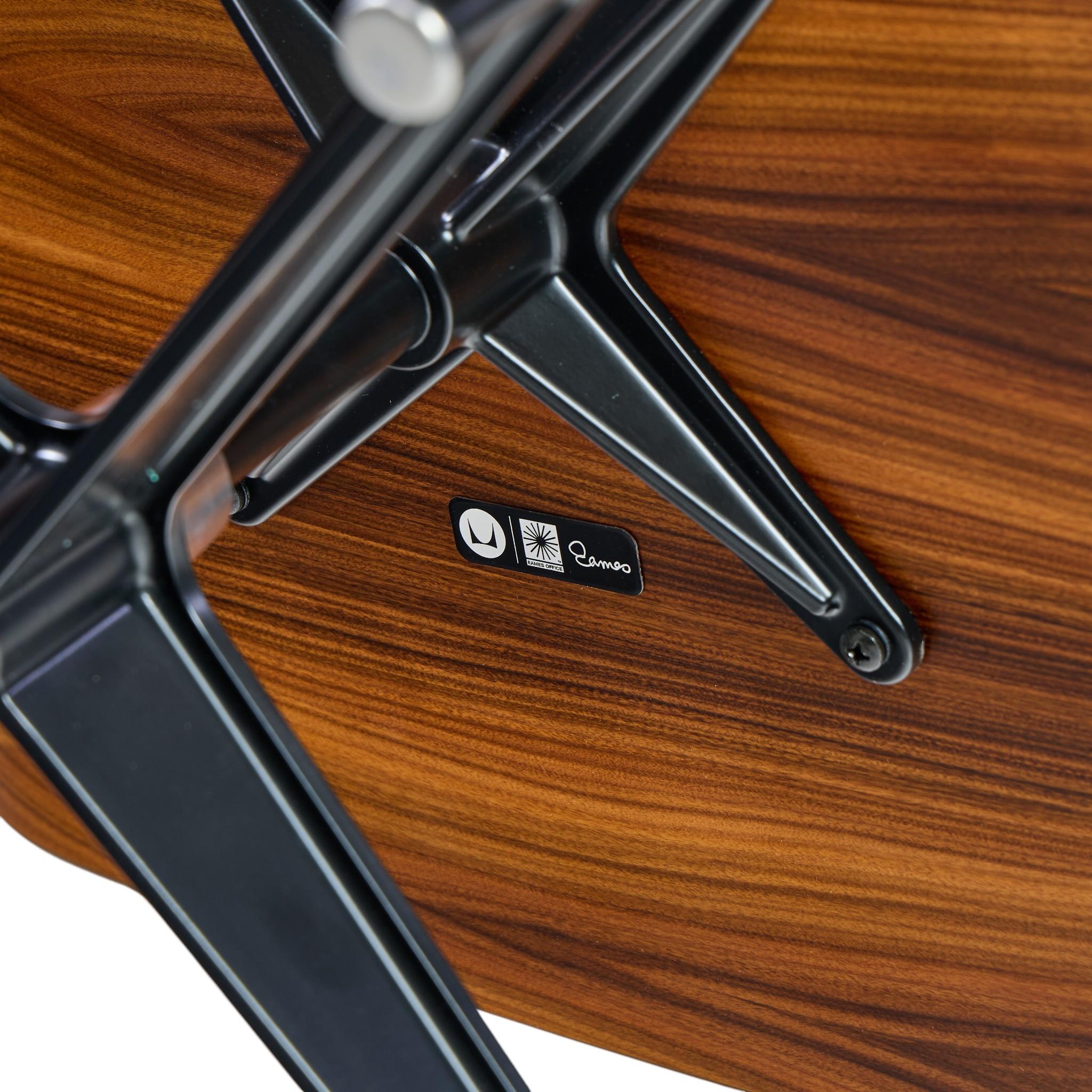 Charles and Ray Eames para Herman Miller Butaca alta de nogal y otomana en venta 4