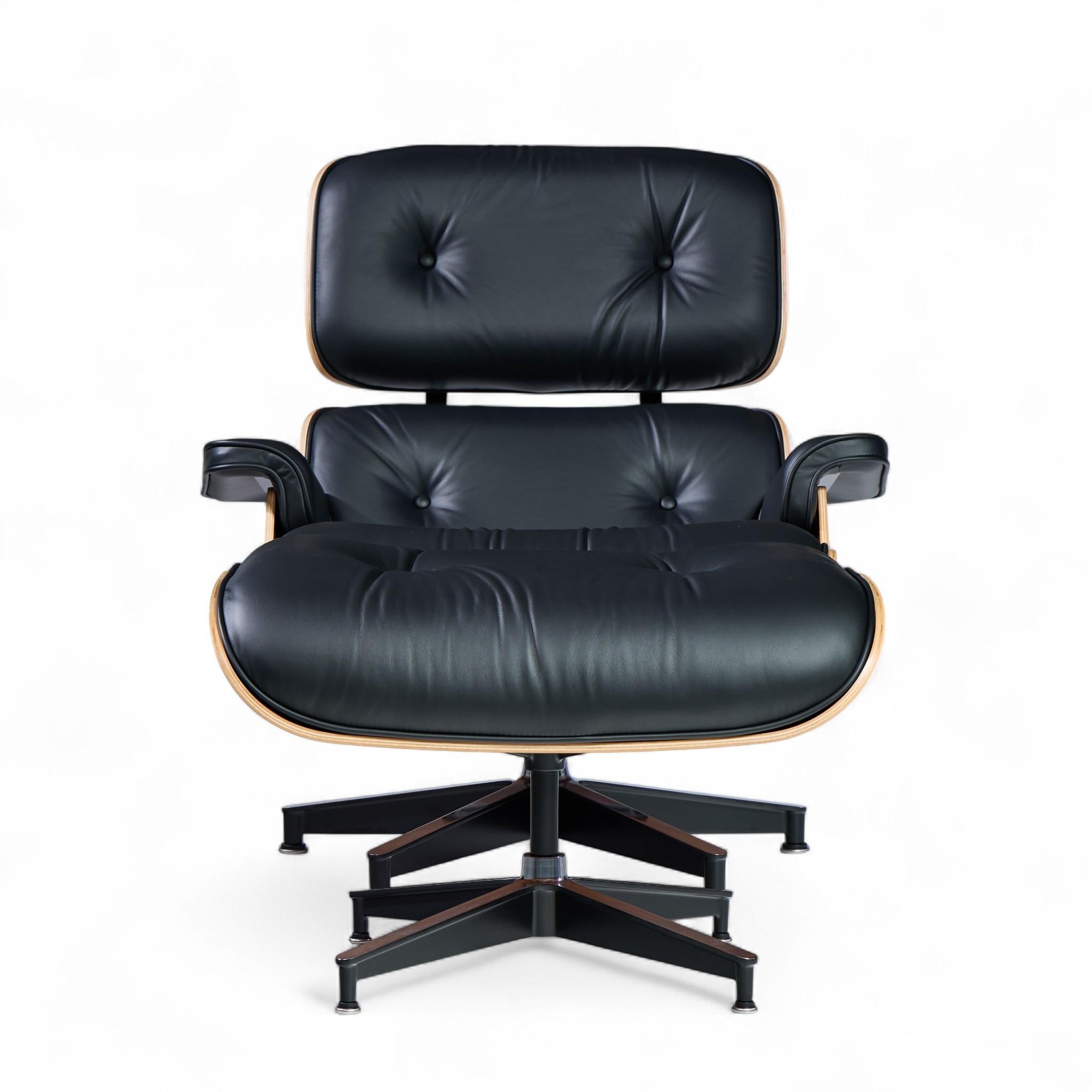 Charles and Ray Eames para Herman Miller Silla alta de salón y otomana de nogal de mediados de siglo

La silla mide 33 de ancho x 37 de fondo x 34,75 de alto, con una altura del asiento de 17,25 pulgadas y una altura de los brazos/holgura de la