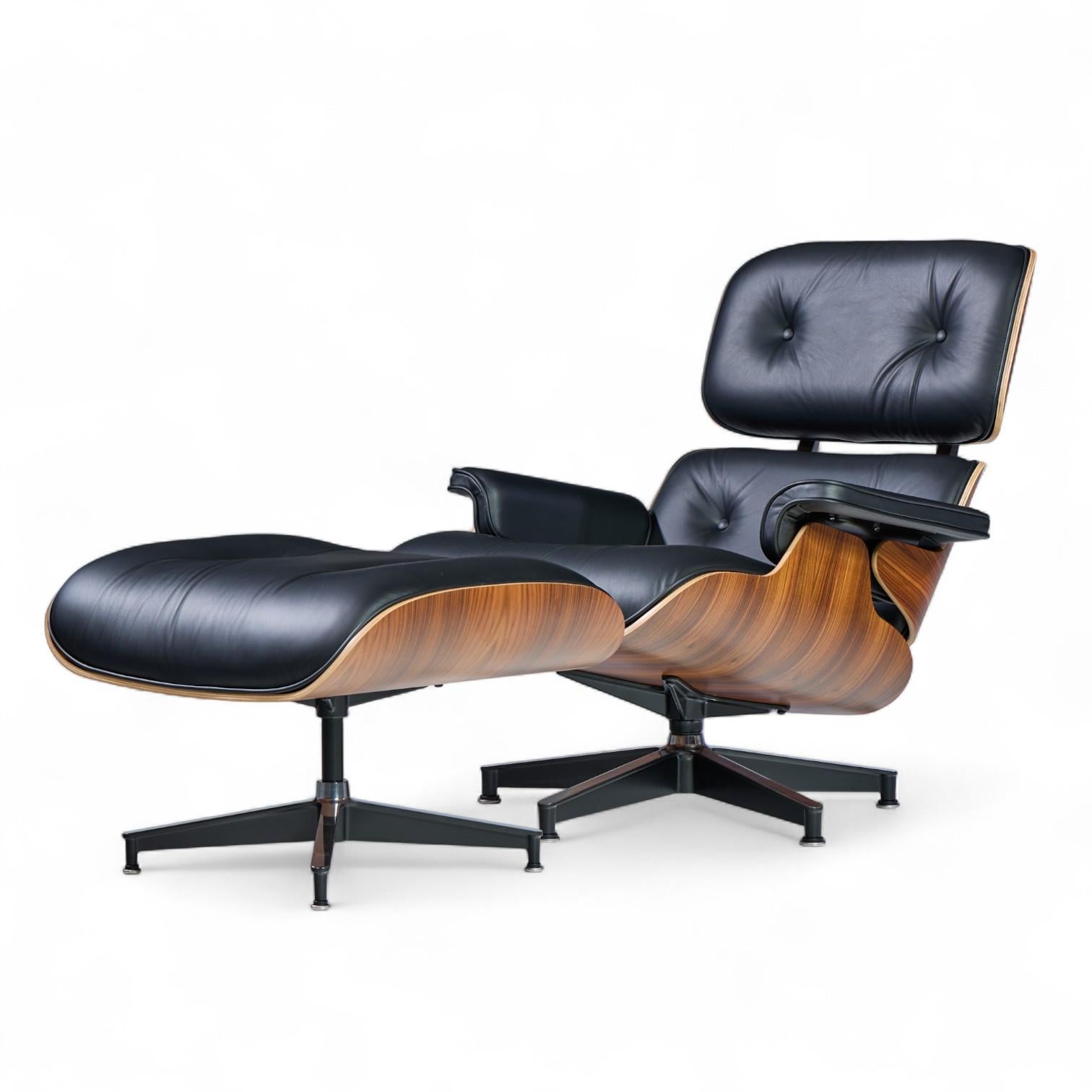 Charles and Ray Eames para Herman Miller Butaca alta de nogal y otomana Moderno de mediados de siglo en venta