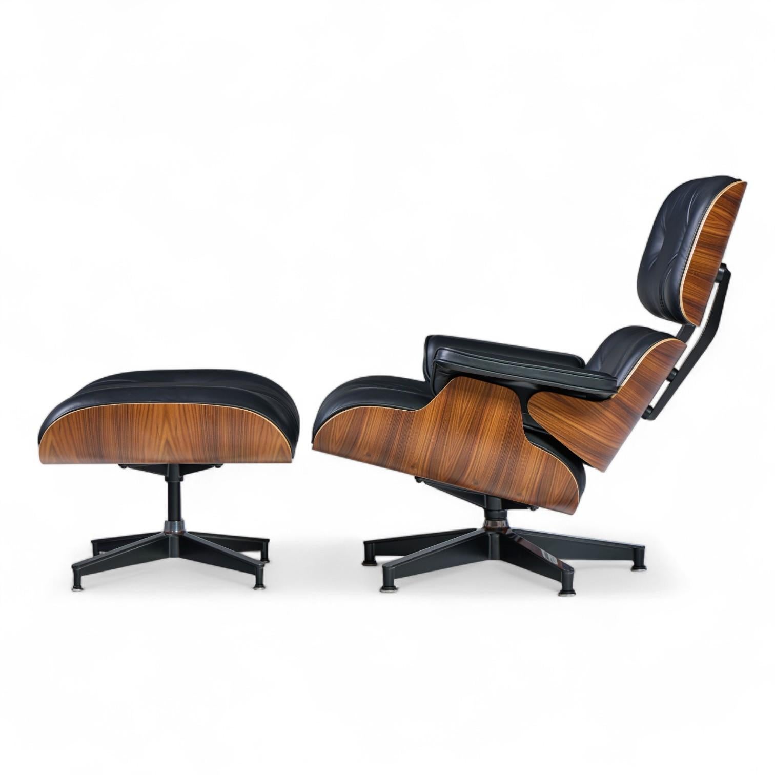 Charles and Ray Eames para Herman Miller Butaca alta de nogal y otomana Estadounidense en venta