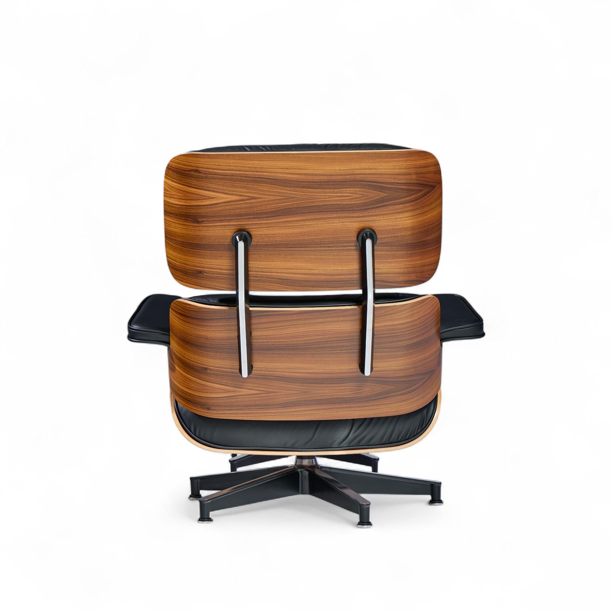 Charles and Ray Eames para Herman Miller Butaca alta de nogal y otomana siglo XX en venta