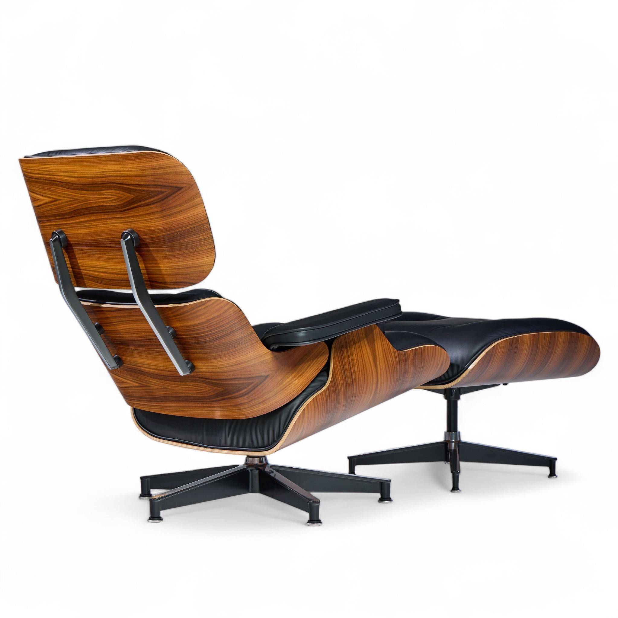 Charles and Ray Eames para Herman Miller Butaca alta de nogal y otomana Tapicería en venta