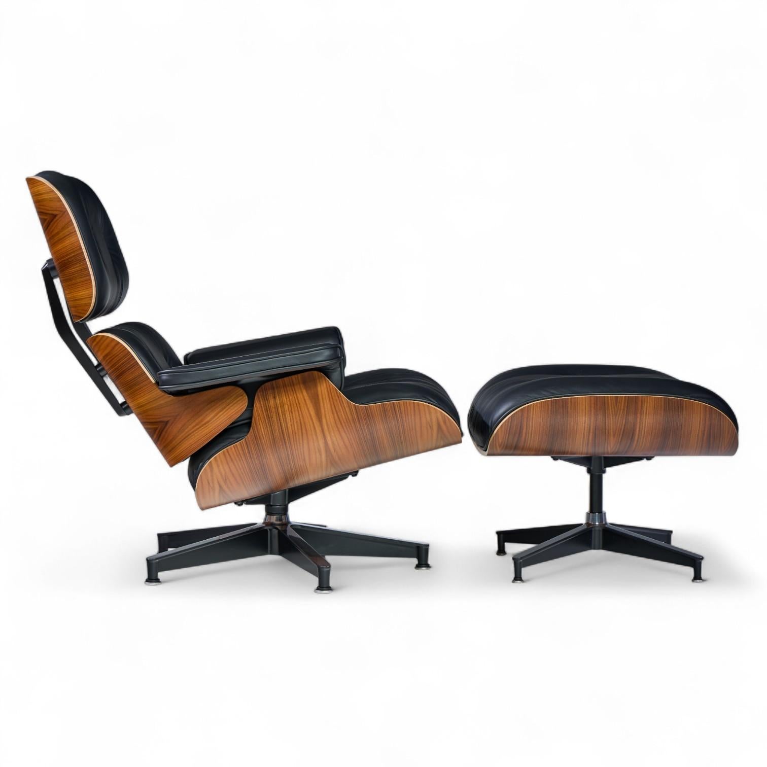 Charles and Ray Eames para Herman Miller Butaca alta de nogal y otomana en venta 1
